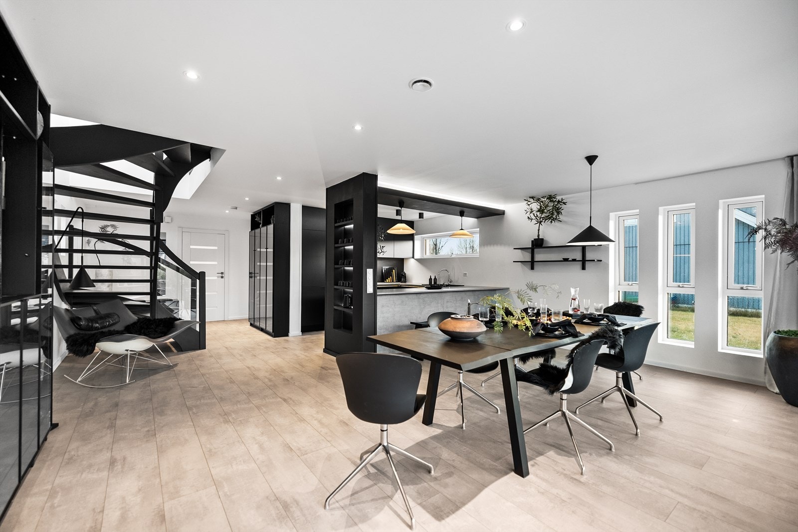 Kjøkkenet har en åpen løsning som gir en romslig følelse. Galleribilde