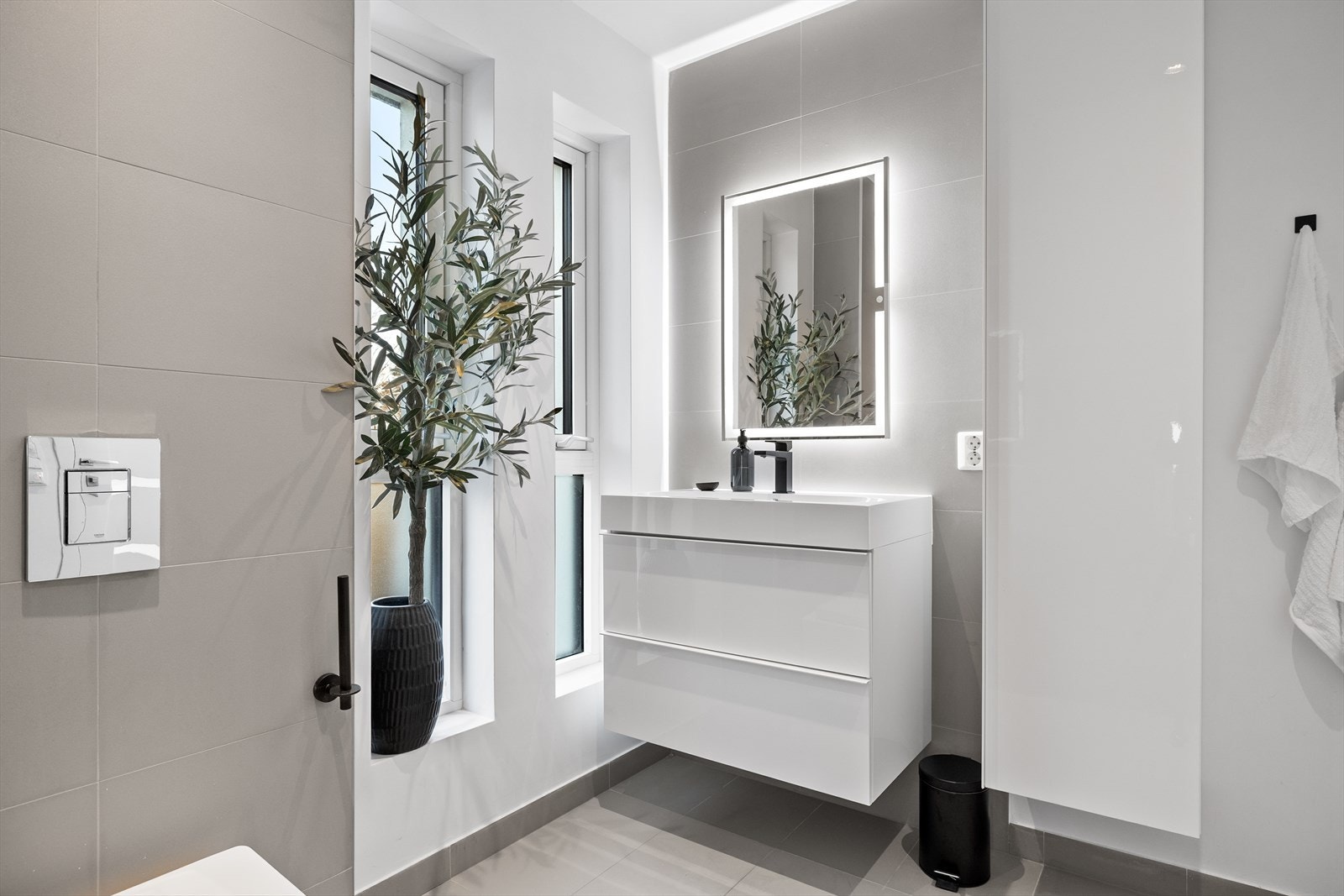 Vaskeservant i innredning med speilskap gir praktisk oppbevaring og stilrent design. Galleribilde