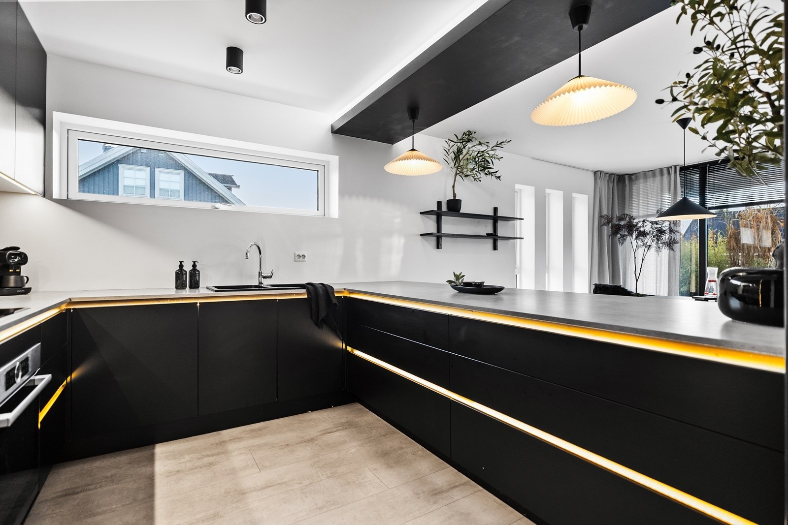 Godt med benkeplass på kjøkkenet gir rom for flere kokker til å kokkelere sammen. Galleribilde