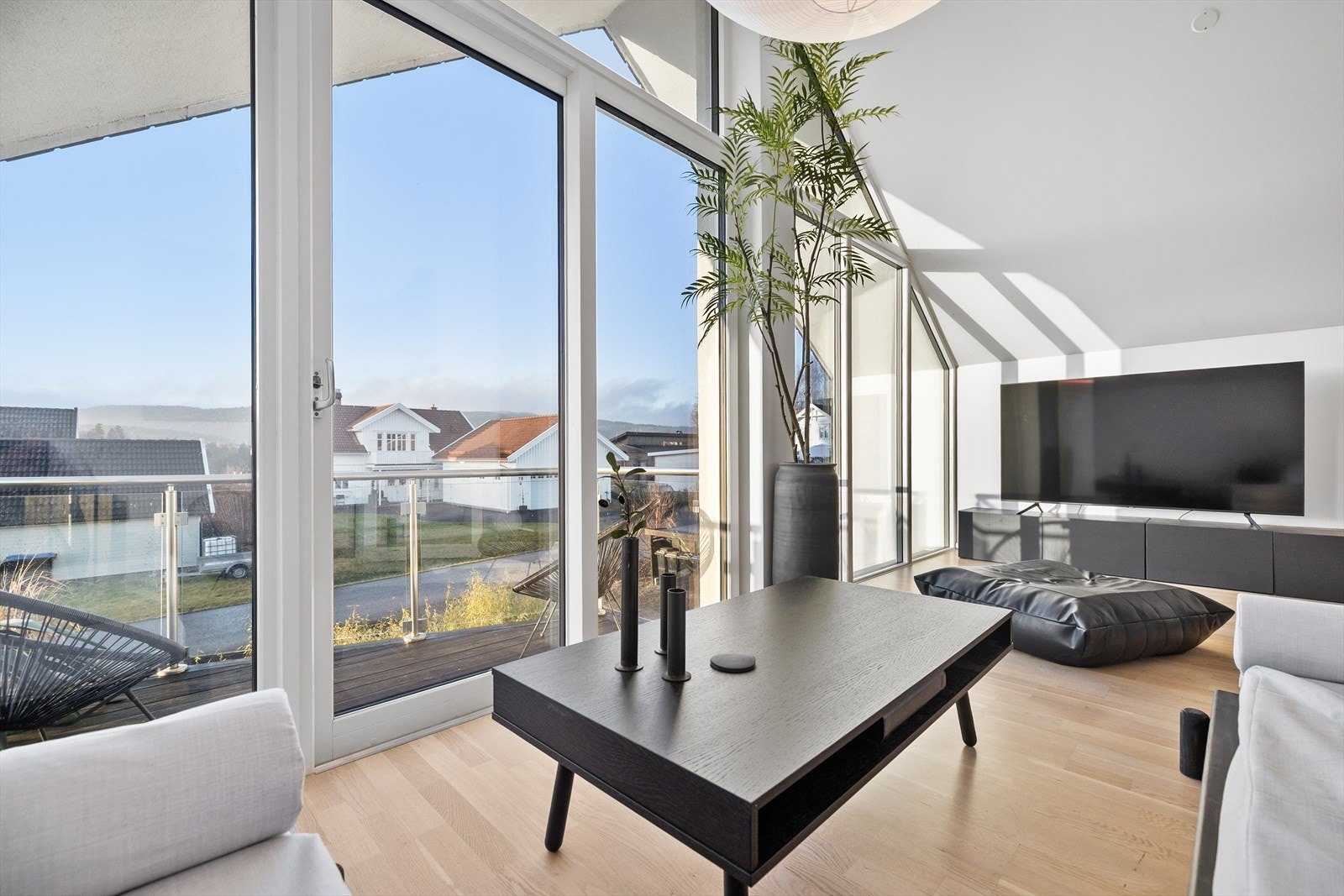 De store vindusplatene gir god med lysinnslipp og moderne preg. Galleribilde