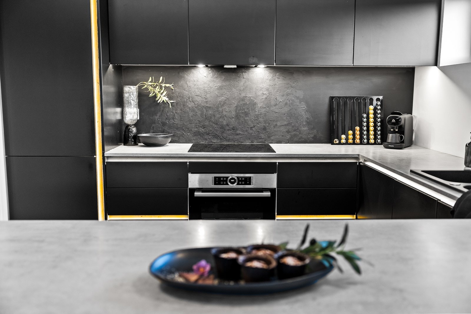 Mekanisk ventilator over platetopp sørger for god ventilasjon og matlaging i komfortable omgivelser. Galleribilde