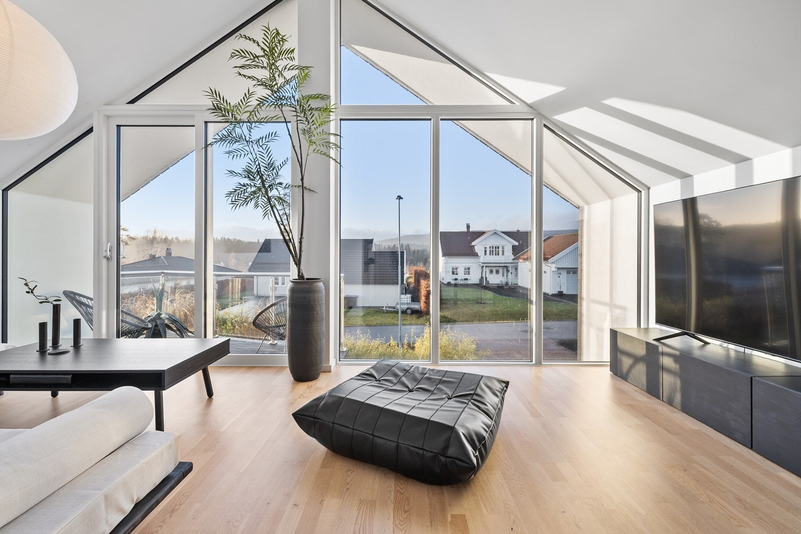 Direkte utgang til balkong fra stuen gir enkel tilgang til uteområdet. Galleribilde