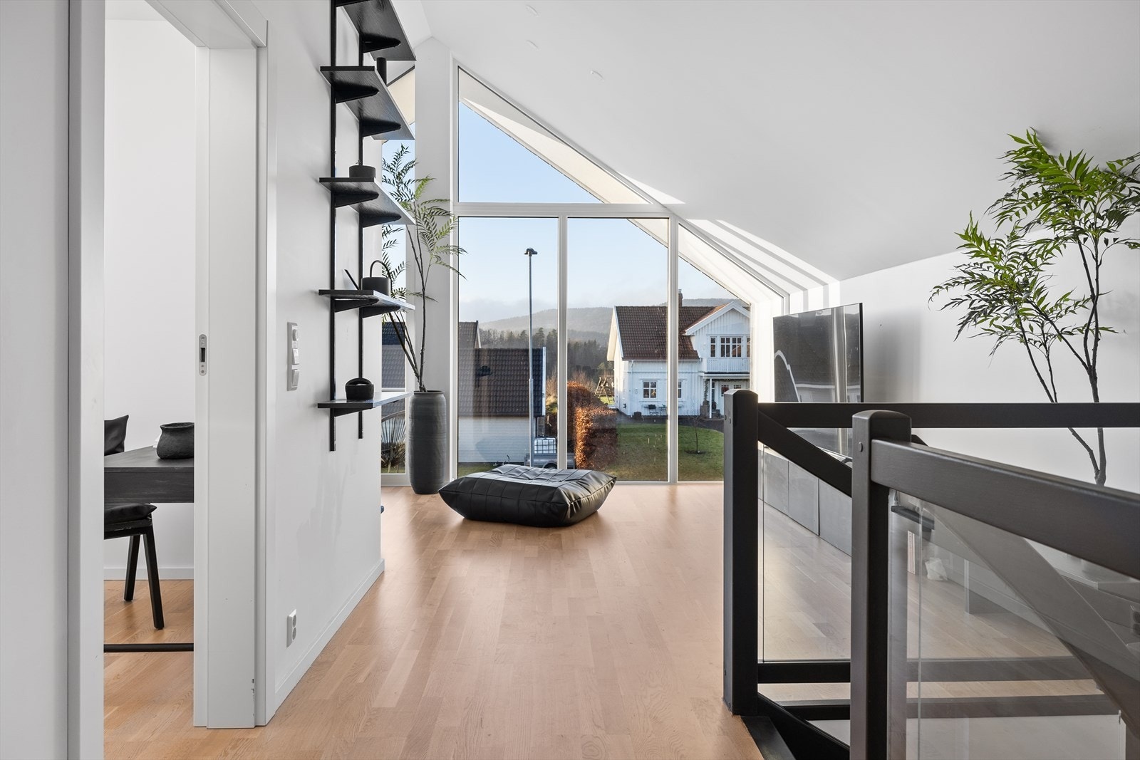 Store vindusflater gir utsyn mot hageområde og slipper inn rikelig med dagslys. Galleribilde