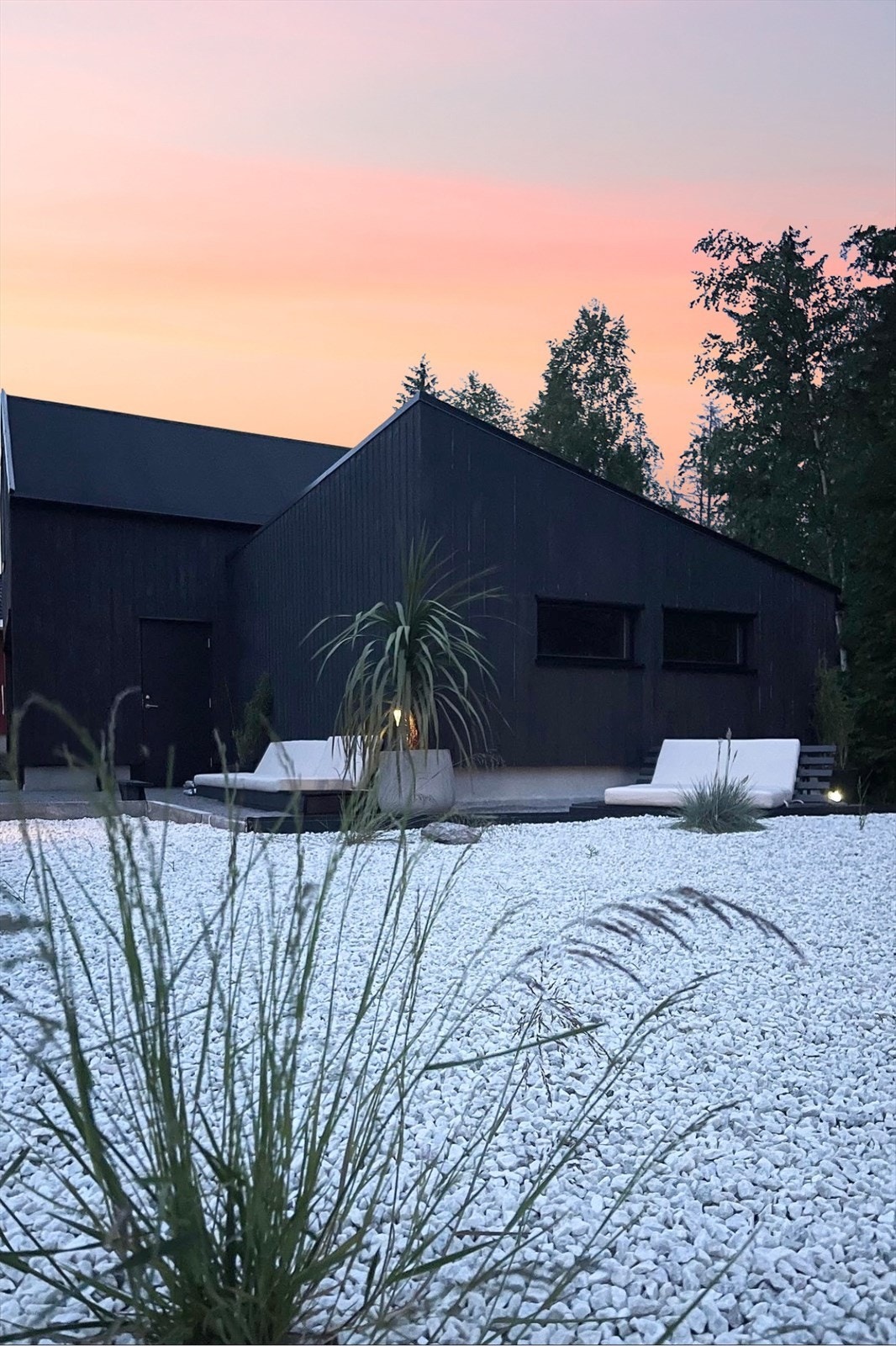 Stilrent uteområde med god plass til late dager - og kvelder som varer litt for lenge (på den gode måten). Galleribilde