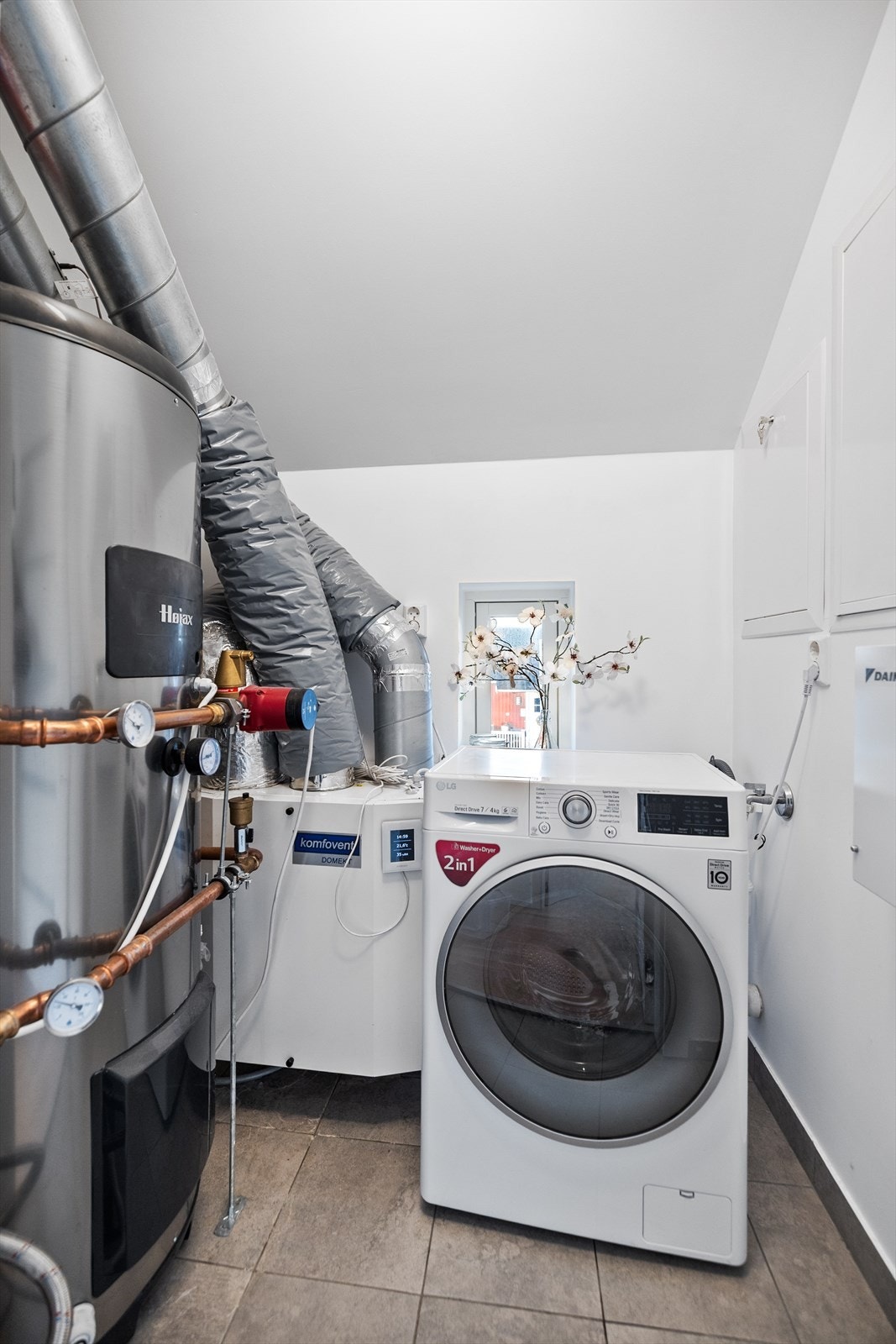 Boligen har eget vaskerom/teknisk rom Galleribilde