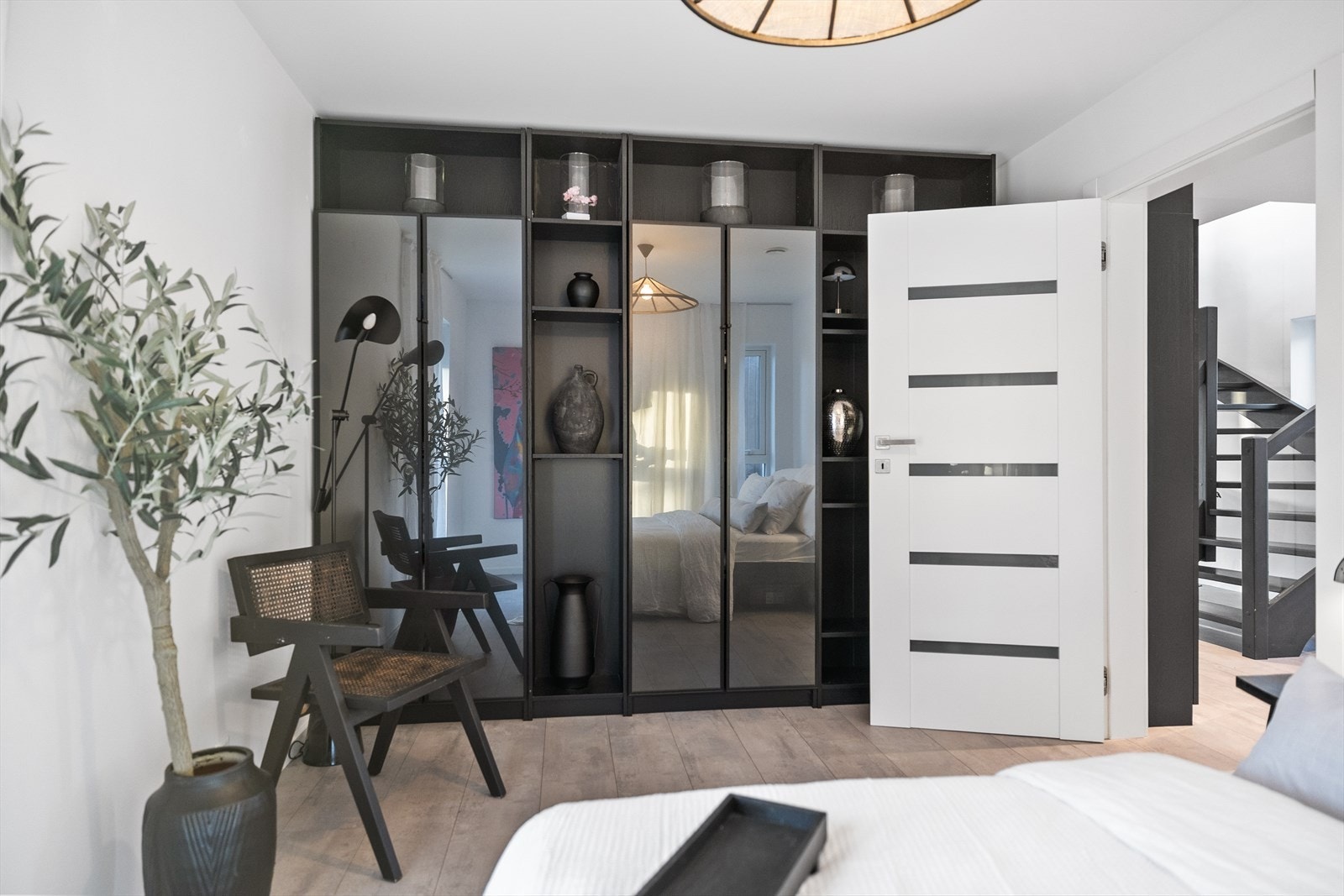 Garderobeløsning med speildører gir rommet en følelse av romslighet og lys. Galleribilde