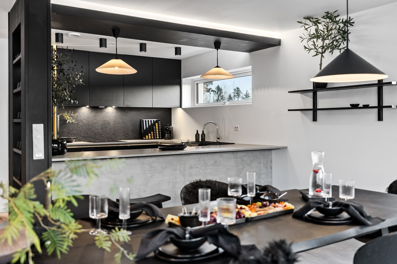 Boligen har et moderne og lyst kjøkken i åpen løsning mot stuen, noe som skaper en sosial og praktisk planløsning. Galleribilde