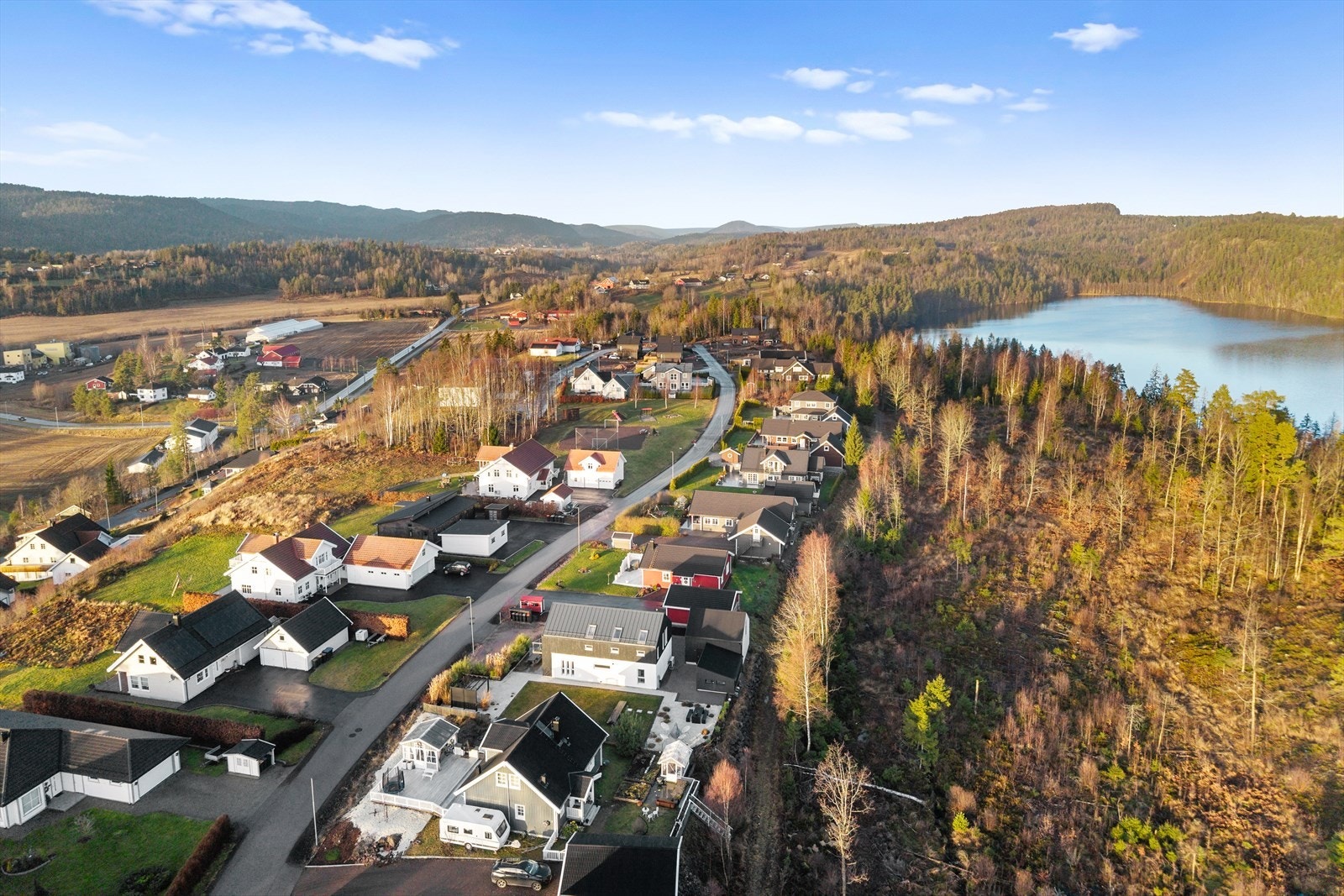 Området kombinerer på en svært god måte det beste fra to verdener - en rolig, naturnær og trygg hverdag i landlige omgivelser, samtidig som man har enkel tilgang til byens fasiliteter og servicetilbud. Galleribilde