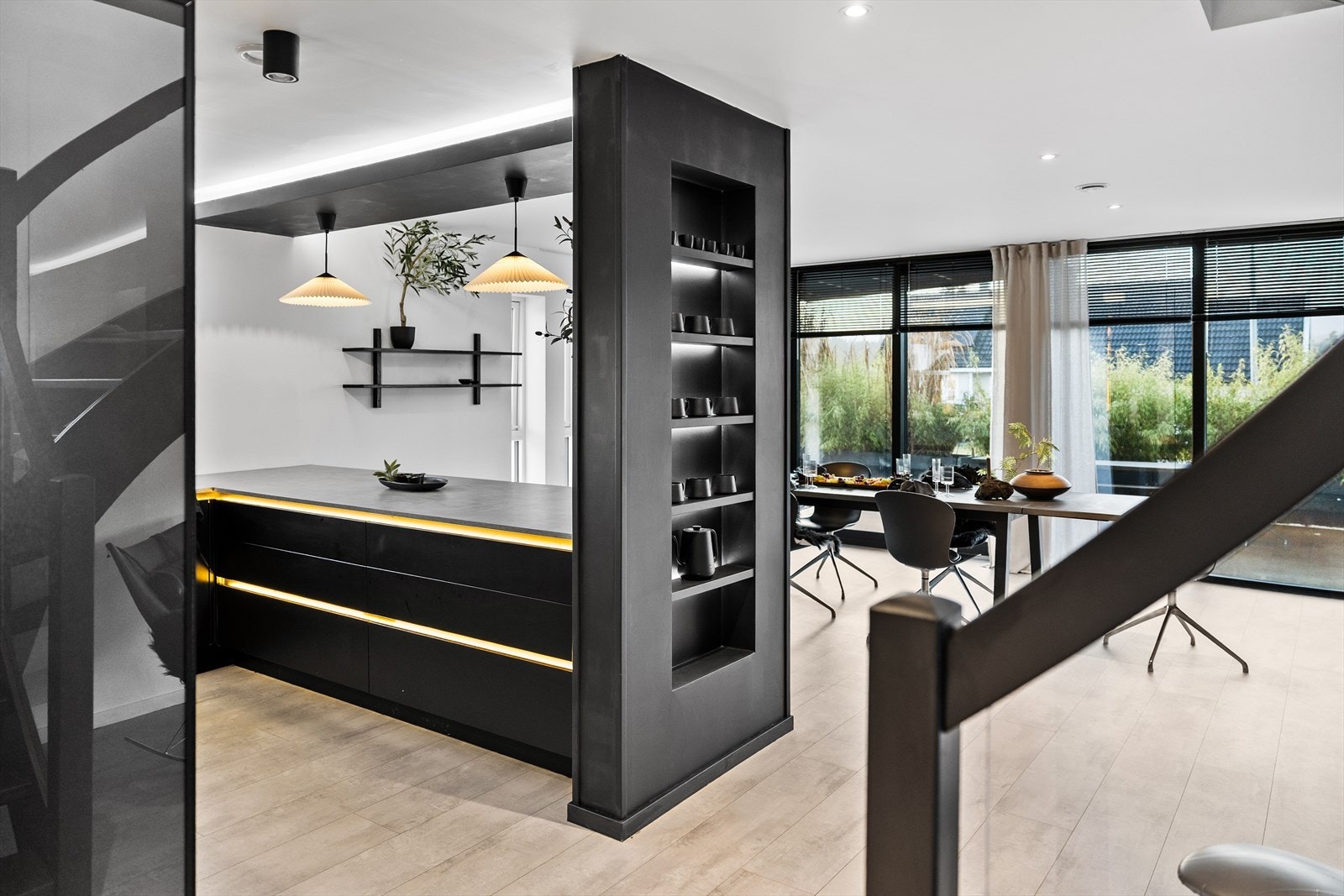 Store vindusflater gir godt med dagslys til spiseområdet og utsikt mot hage. Galleribilde