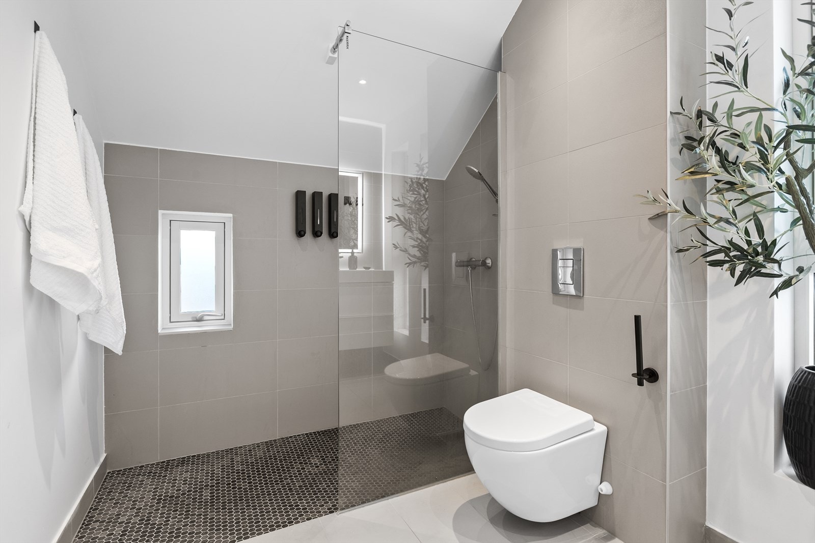 Dusjnisje med glassvegg og elektriske varmekabler gir komfort og praktisk bruk. Galleribilde