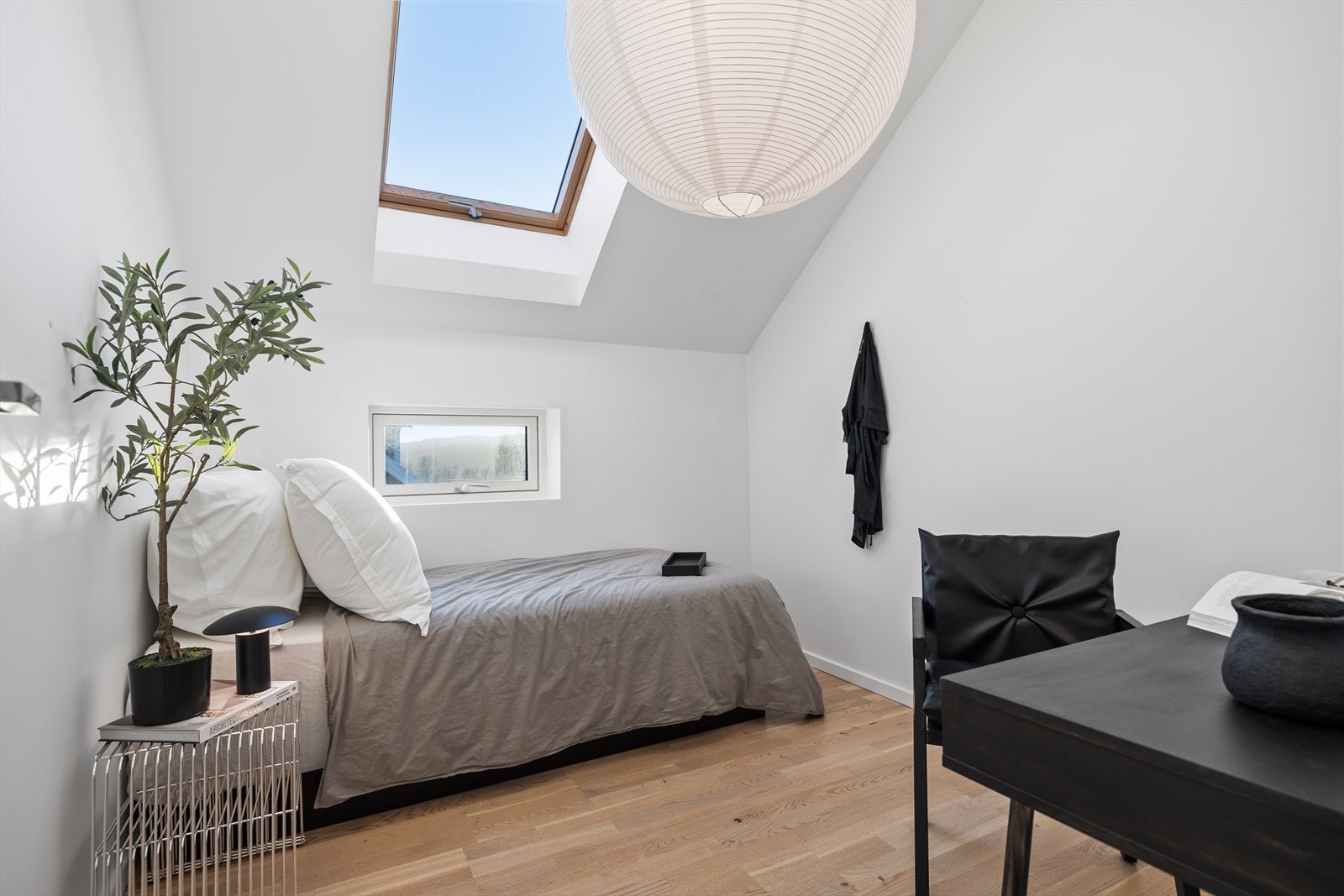 Soverom nr 3 finner man også i 2. etasje med plass til seng og oppbevaring Galleribilde