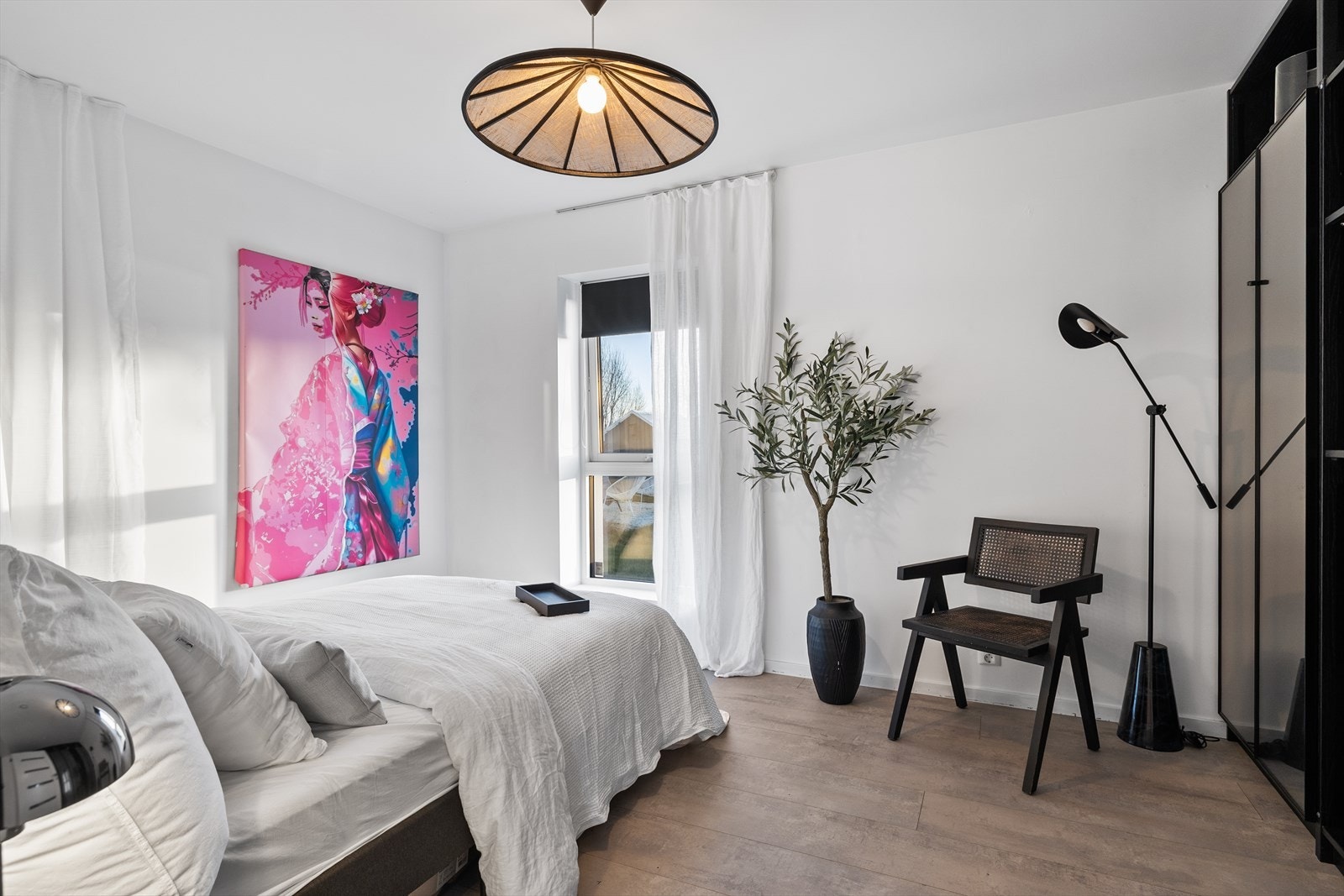 Soverommet i 1. etasje er romslig med god plass til seng og oppbevaring. Galleribilde