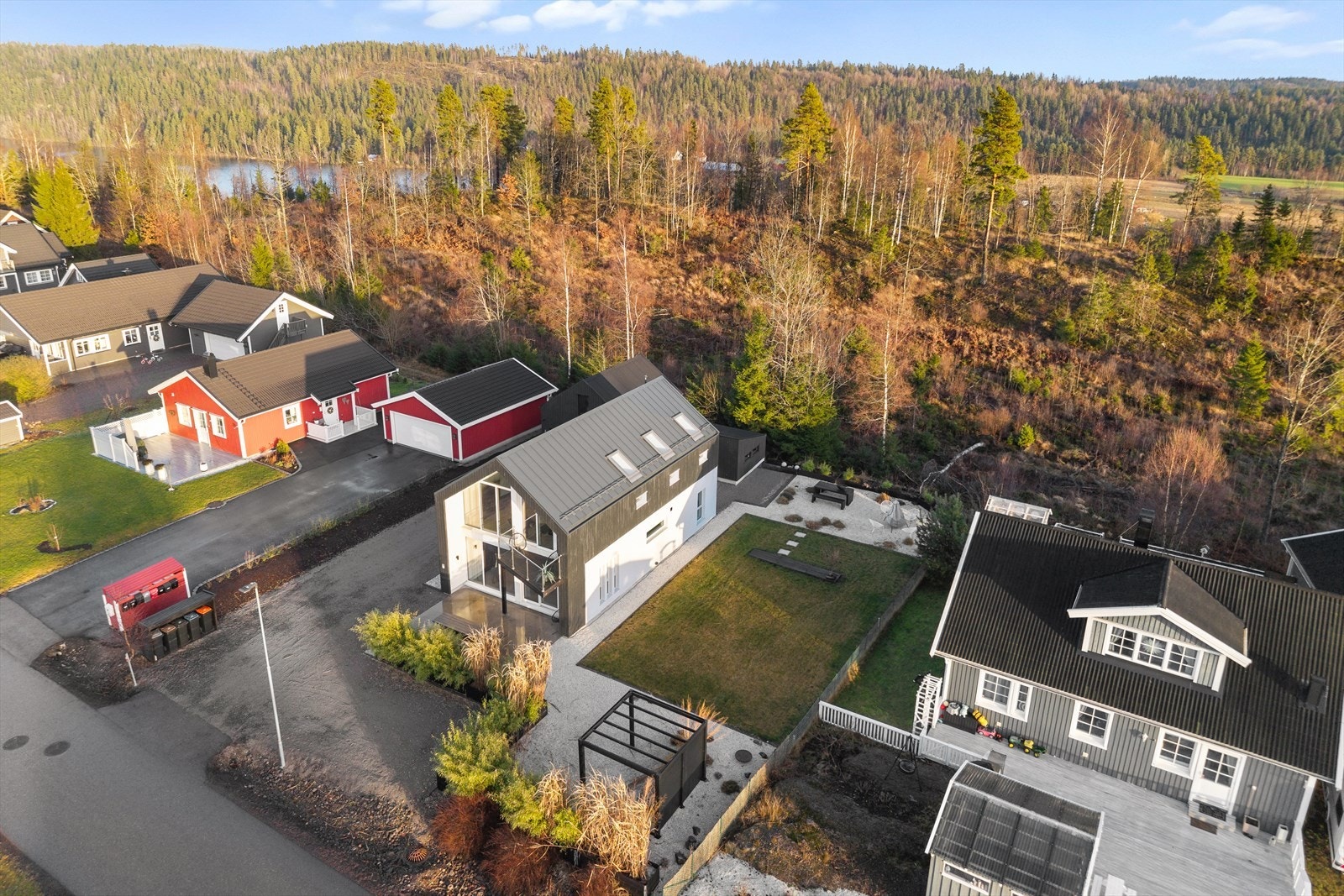 Boligen har moderne arkitektur med store vinduer som gir mye naturlig lys. Galleribilde