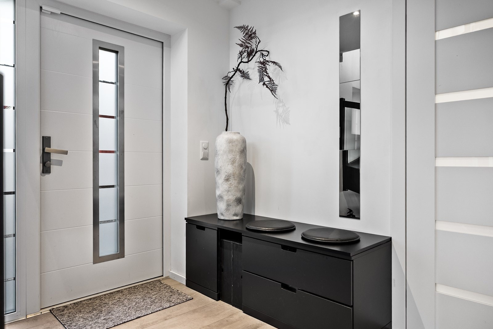 Entreen er romslig med plass til å henge fra seg yttertøyet. Galleribilde