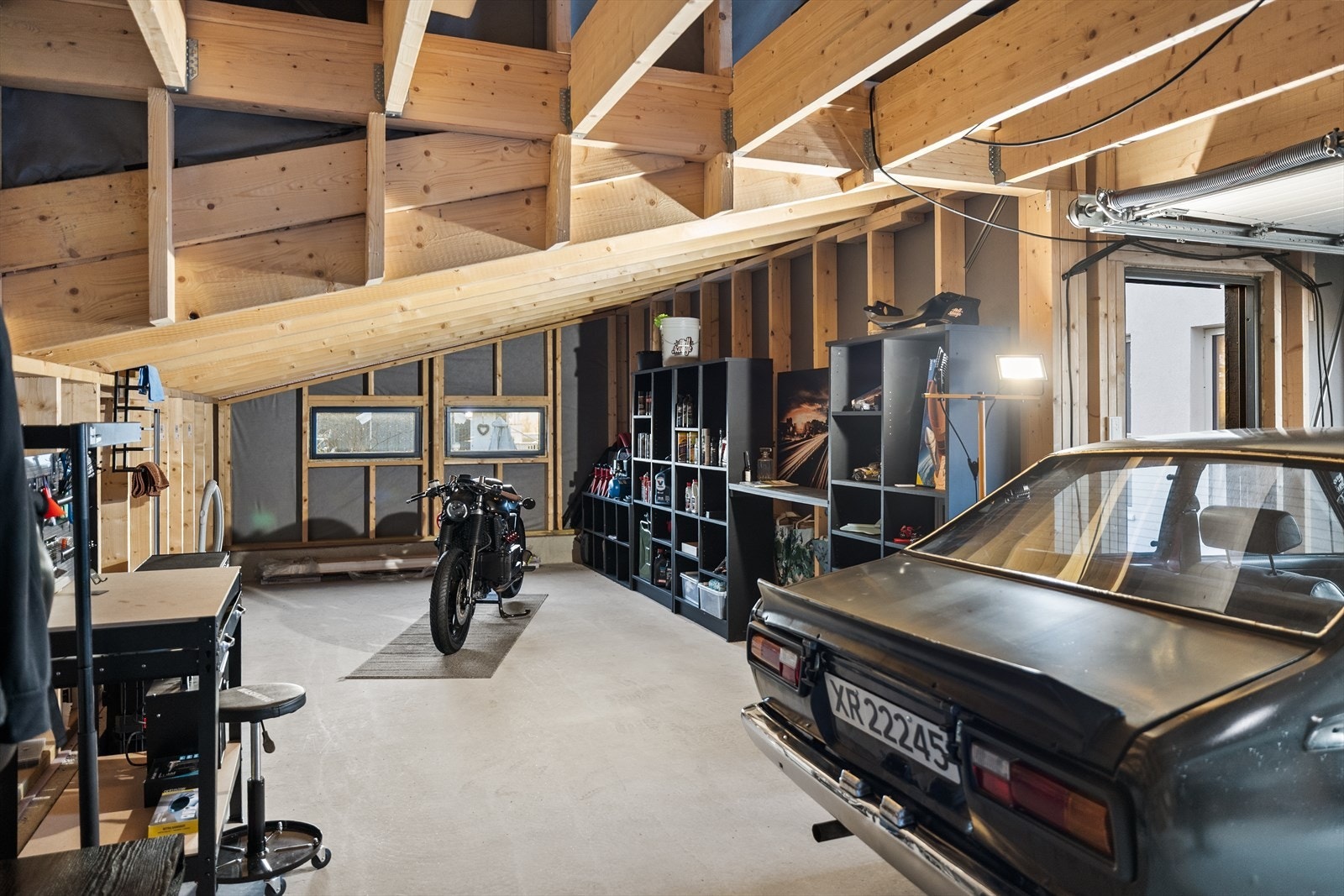 Romslig garasje med plass til 3 biler. Galleribilde