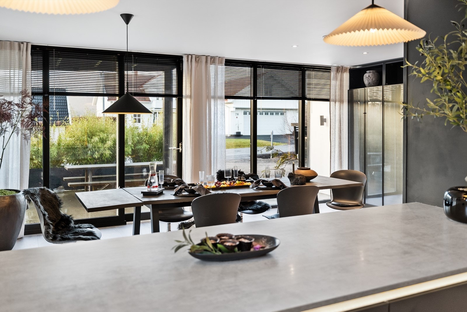 Direkte forbindelse til spiseplass gir en naturlig overgang fra kjøkken til spisestuen. Galleribilde