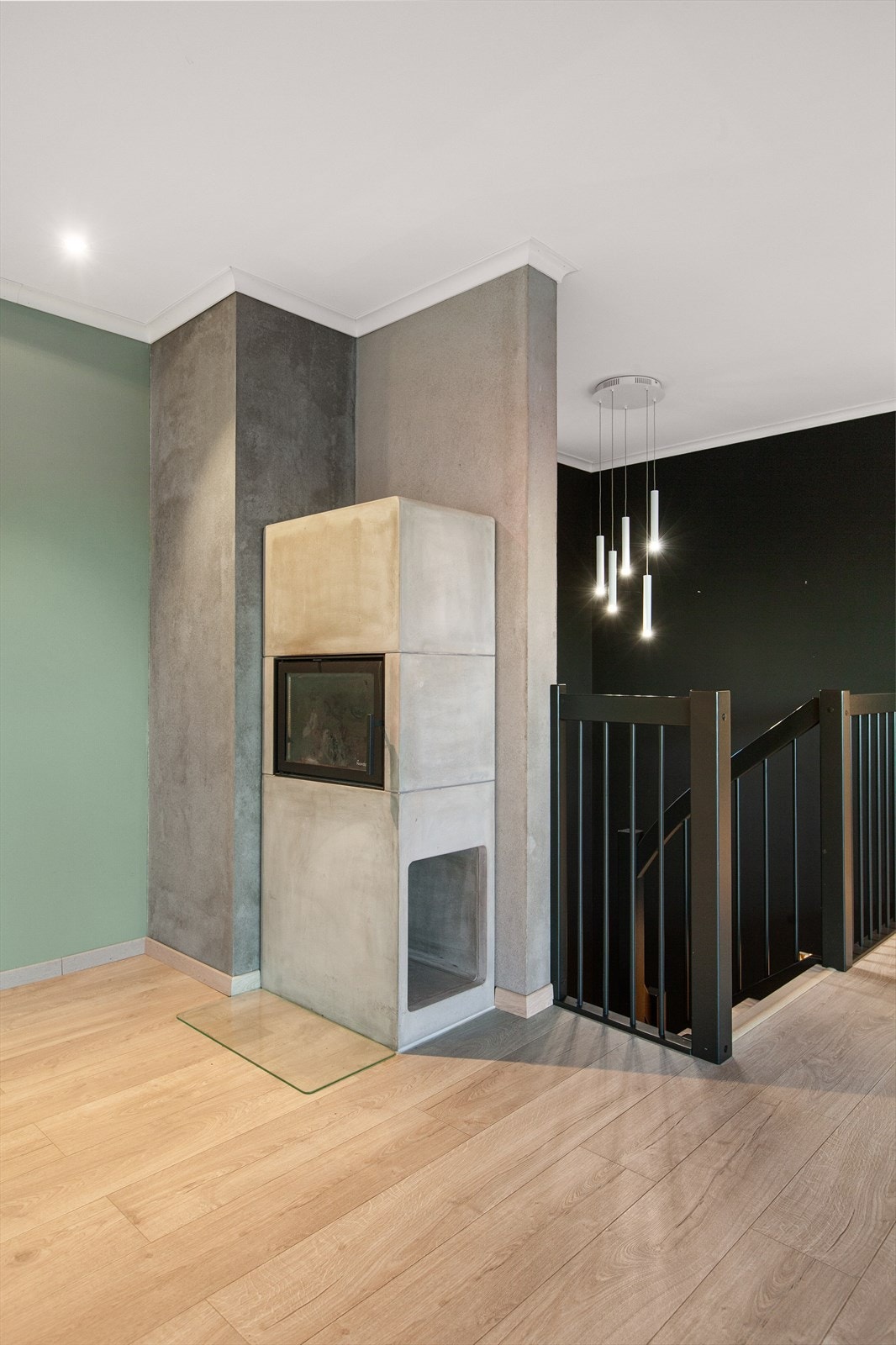 Stilren peis, supplert med varmepumpe som står i stil med resten av boligen sørger for behagelig inneklima året rundt Galleribilde