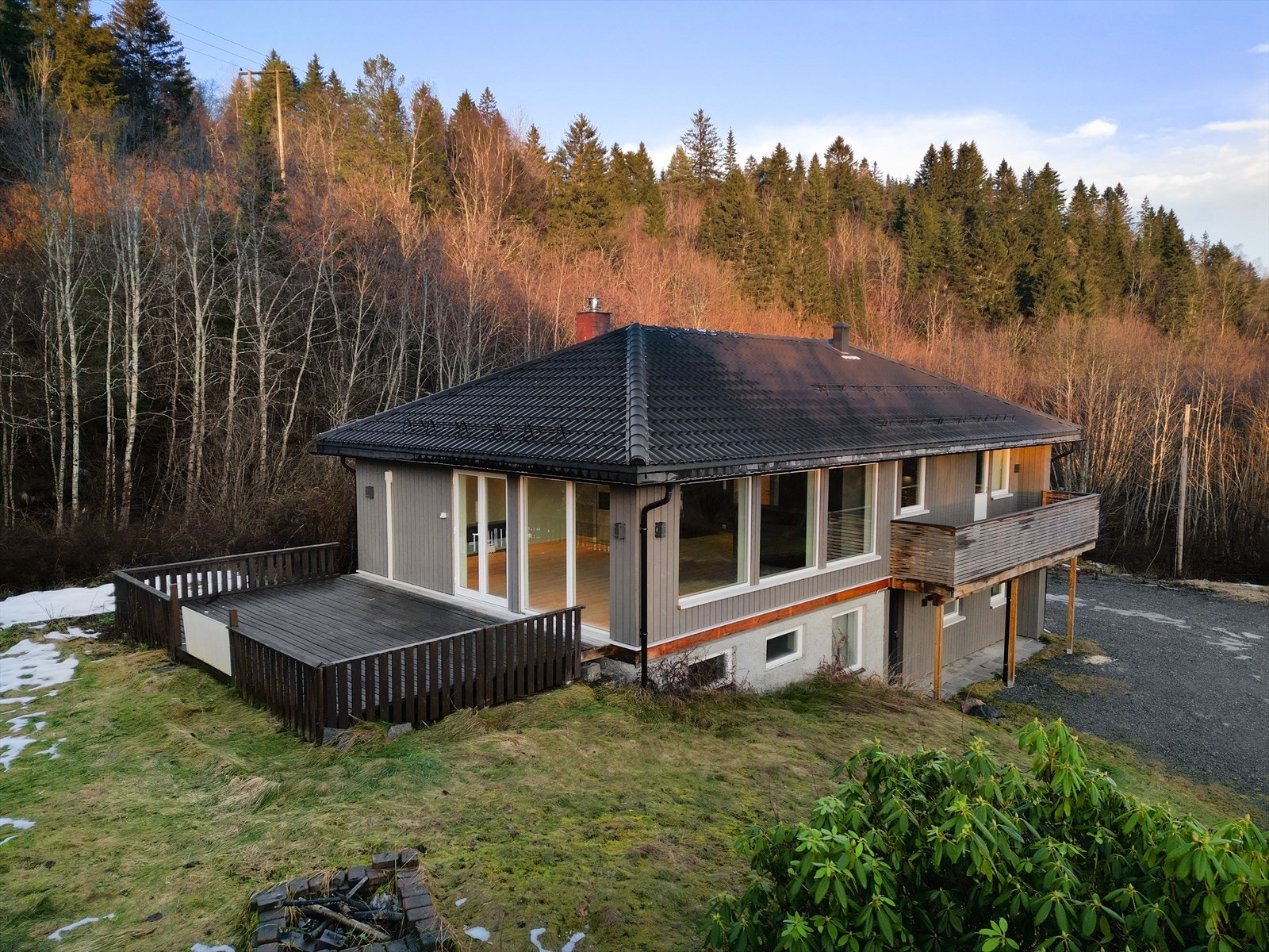 En innholdsrik og oppgradert enebolig med en stor, solrik tomt i naturskjønne omgivelser like utenfor Stjørdal sentrum Galleribilde