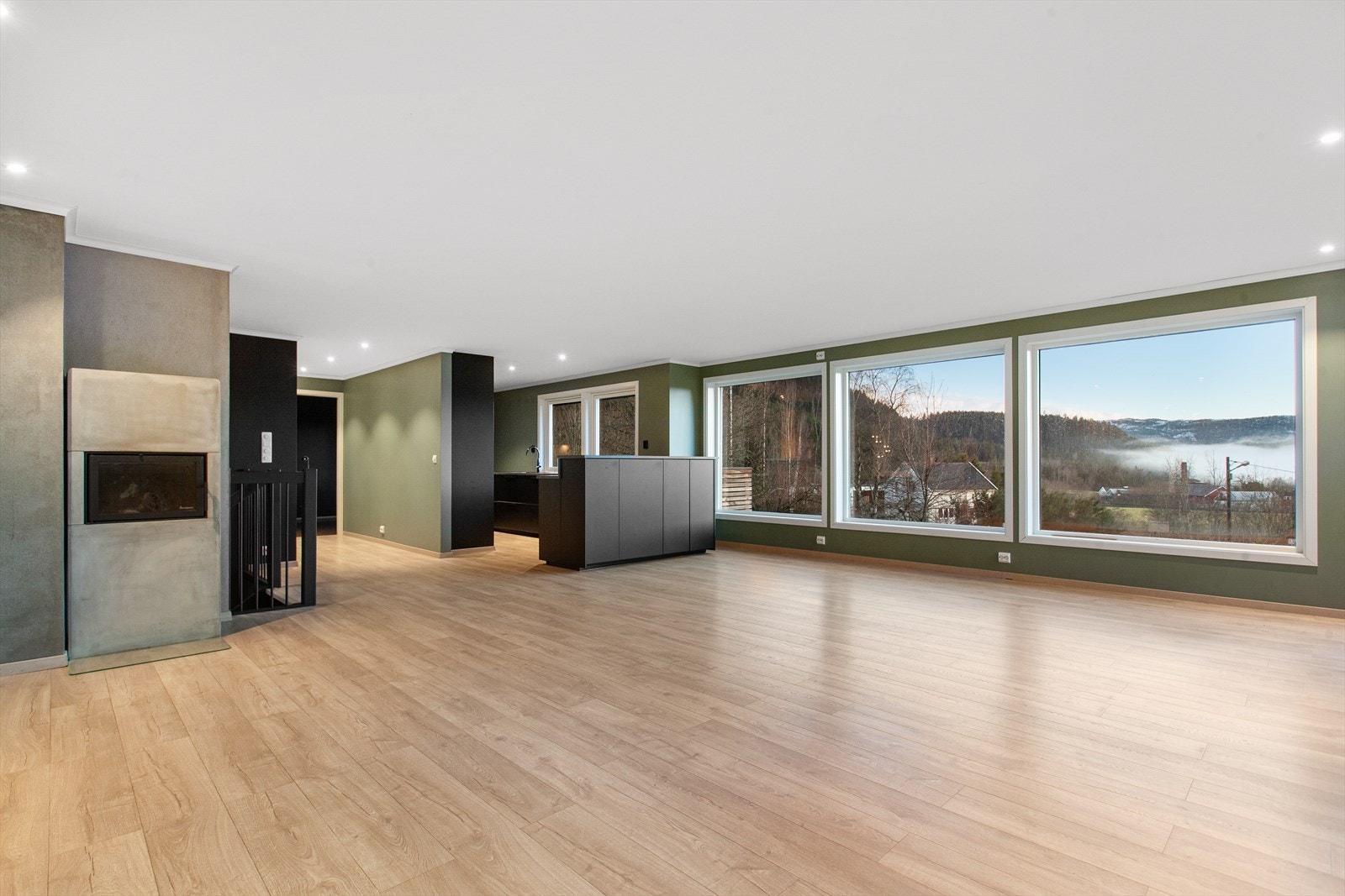 Hele 1. etasje ble pusset opp i 2019 og har en gjennomgående god standard Galleribilde