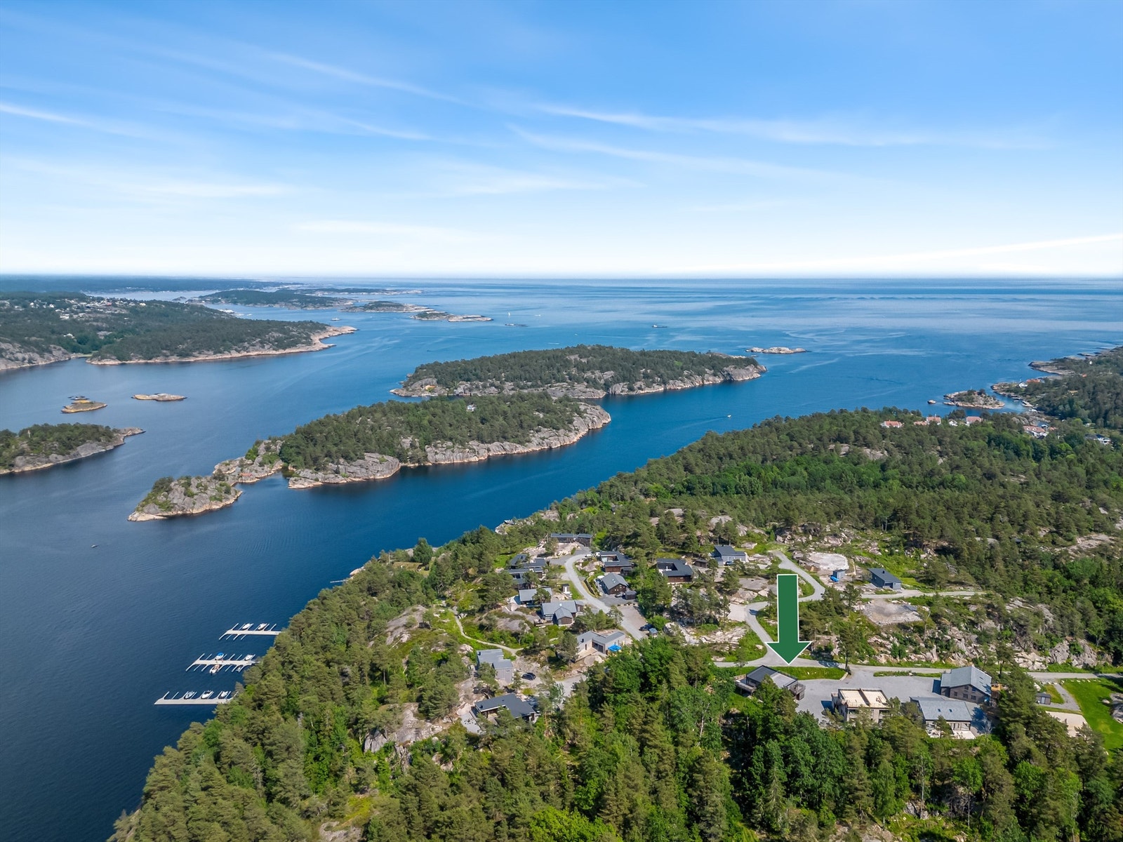 Det går fort med båt over fjorden til Risør sentrum fra bryggeanlegget som er like nedenfor eiendommen Galleribilde