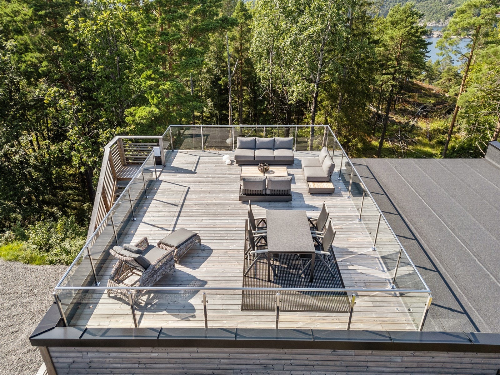 Fantastisk takterrasse med glassrekkverk og flott utsikt, samt meget gode solforhold! Galleribilde