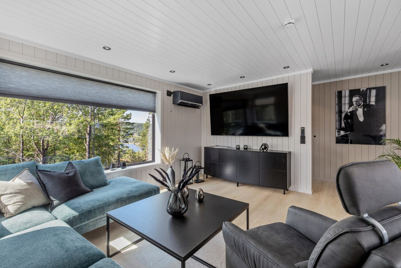 Solskjerming fra Luxaflex er spesialtilpasset og ferdig montert Galleribilde