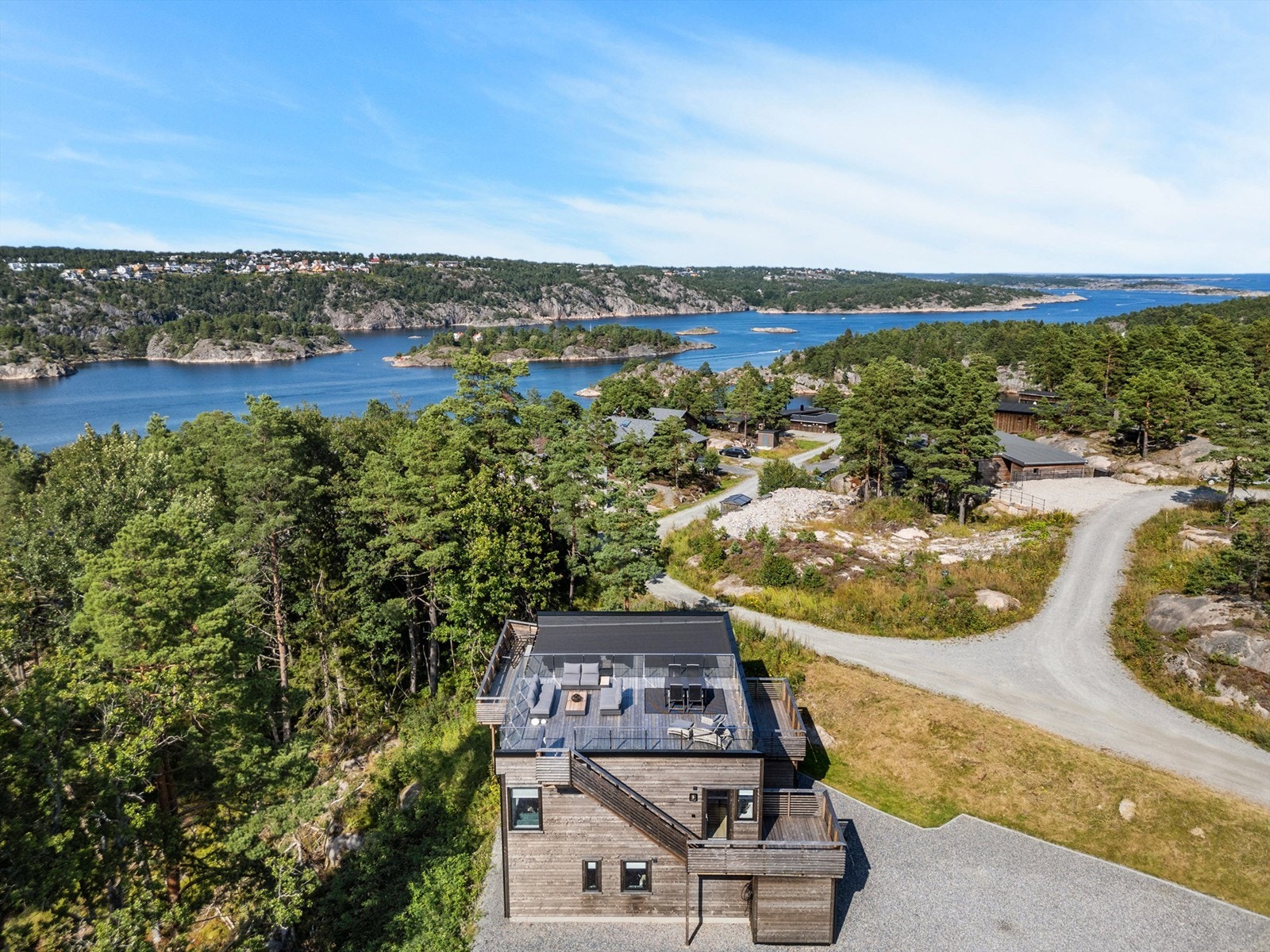 Sjønær halvpart av fritidsbolig med båtplass som medfølger! Galleribilde