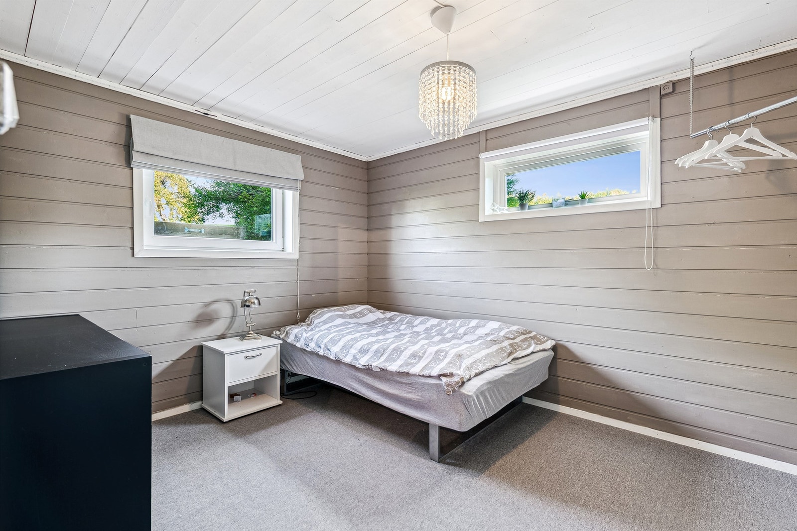 Rom i kjeller med vinduer fra 2019 - innbydende og lyst, innredet til soverom. Galleribilde