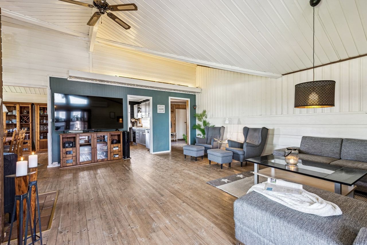 Stuen har fleksible møbleringsmuligheter og direkte adkomst til kjøkken og soverom. Galleribilde