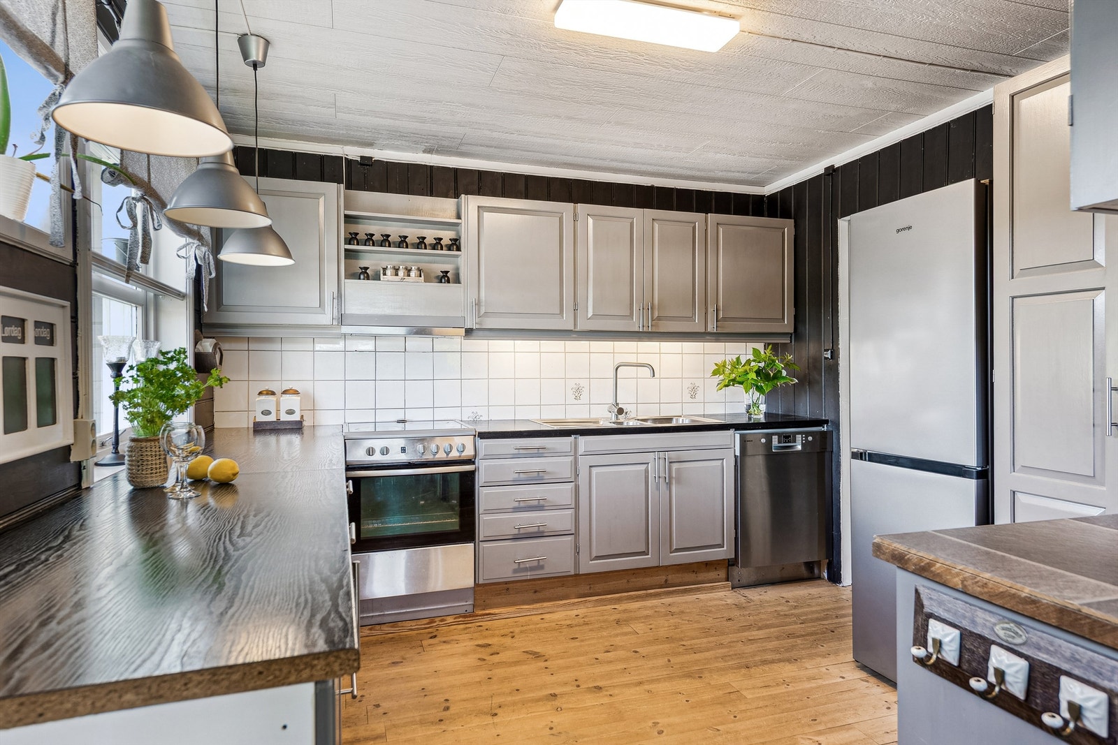 Funksjonelt kjøkken med plass til frittstående hvitevarer. Galleribilde