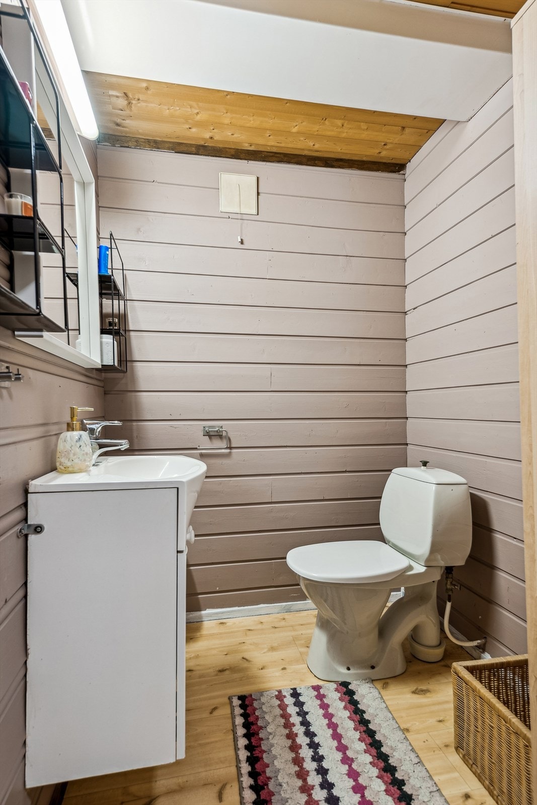 Separat toalettrom i kjeller. Galleribilde