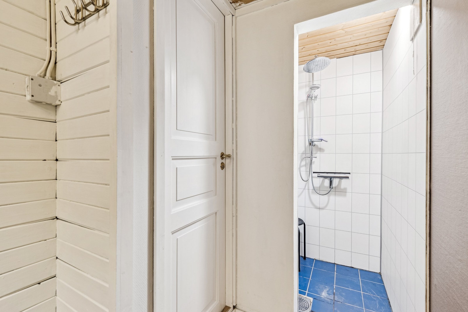 Dusjrom i kjeller med fliser og åpen dusjløsning - praktisk for gjester. Galleribilde