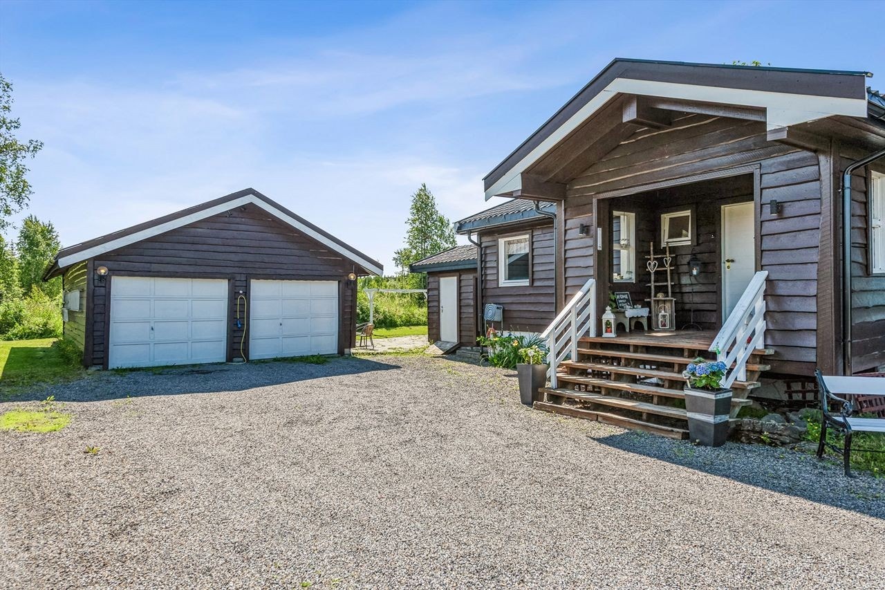 Velstelt inngangsparti med overbygd terrasse og praktisk dobbelgarasje rett utenfor. Galleribilde