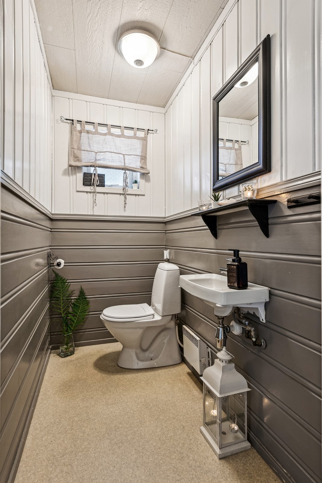 Praktisk, separat toalettrom utstyrt med servant og gulvmontert toalett. Galleribilde