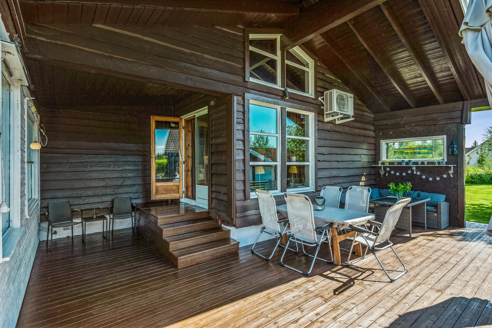 Sørvendt terrasse på 54m², delvis overbygd med god plass til utemøbler. Galleribilde