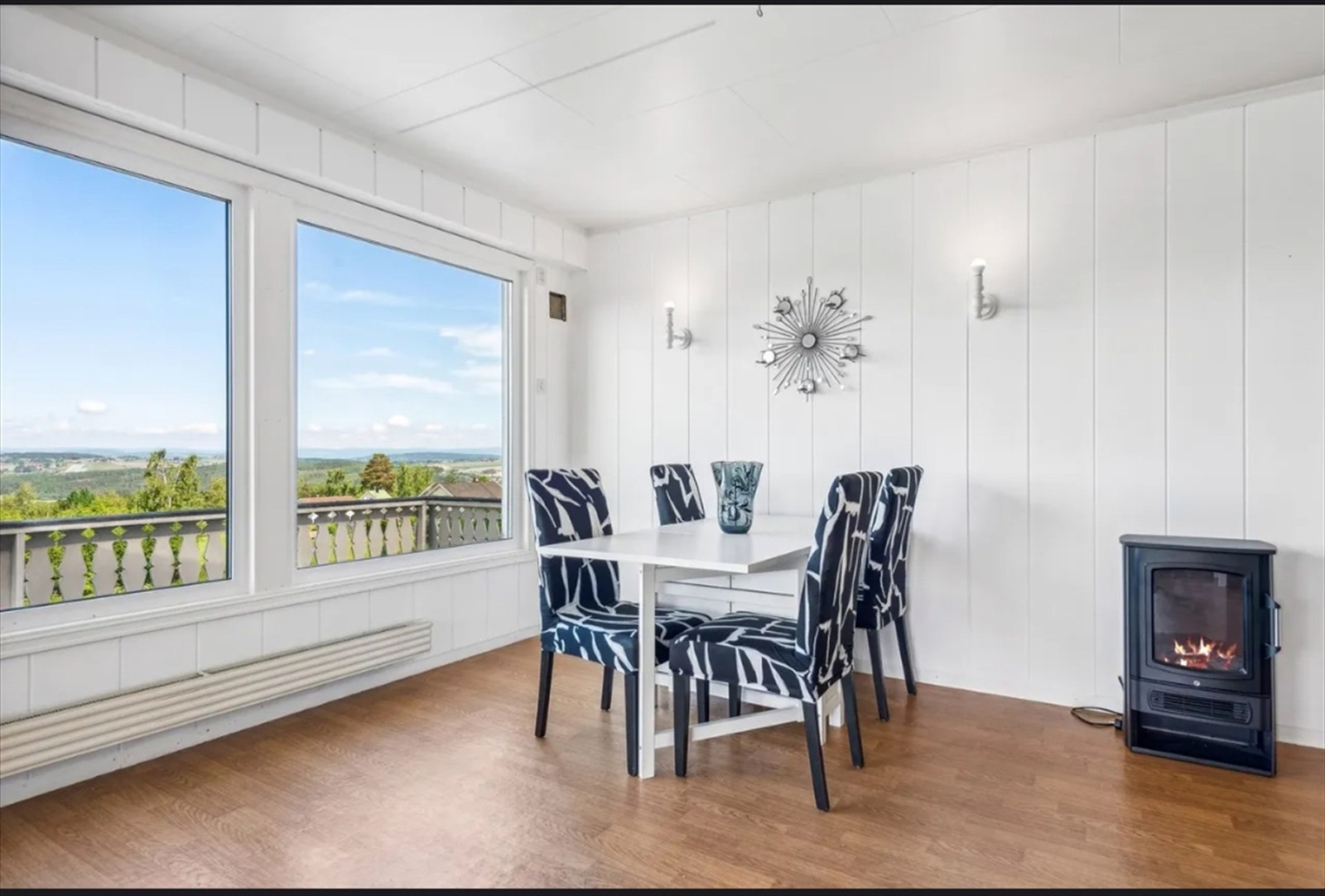 Spisestuen har en fin plassering foran vinduene med utsikt over landskapet. Galleribilde