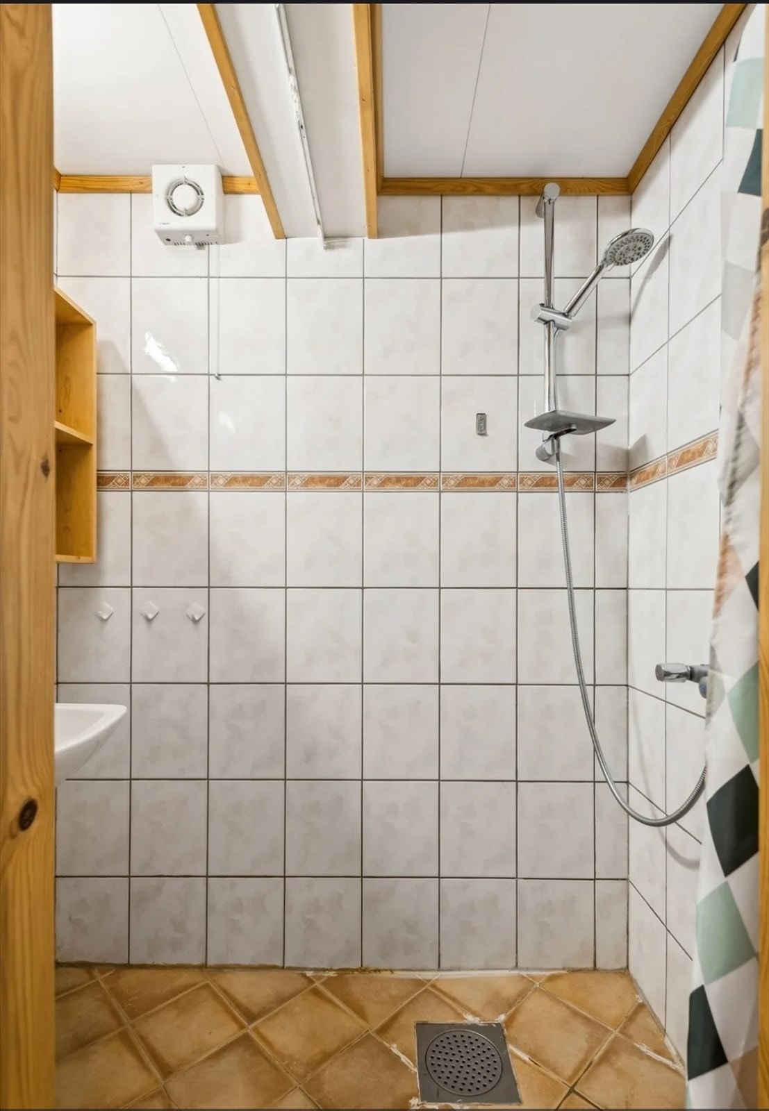 Flislagt bad i underetasjen med dusjnisje og varme i gulvet for ekstra komfort. Galleribilde