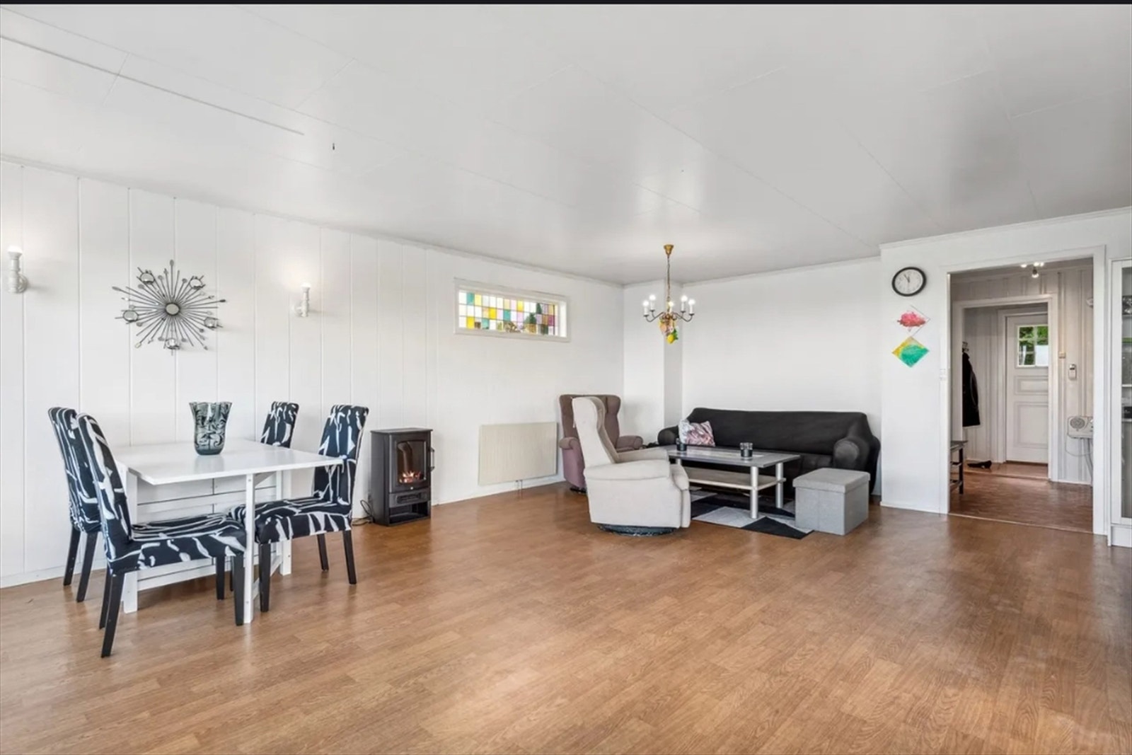 Boligen har en funksjonell planløsning med flere oppholdsrom fordelt over ulike nivåer. Galleribilde