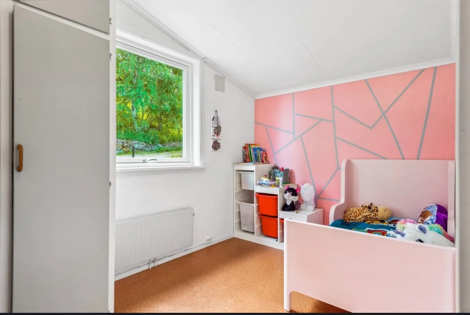 Boligen har totalt tre soverom, alle praktisk samlet i første etasje. Galleribilde