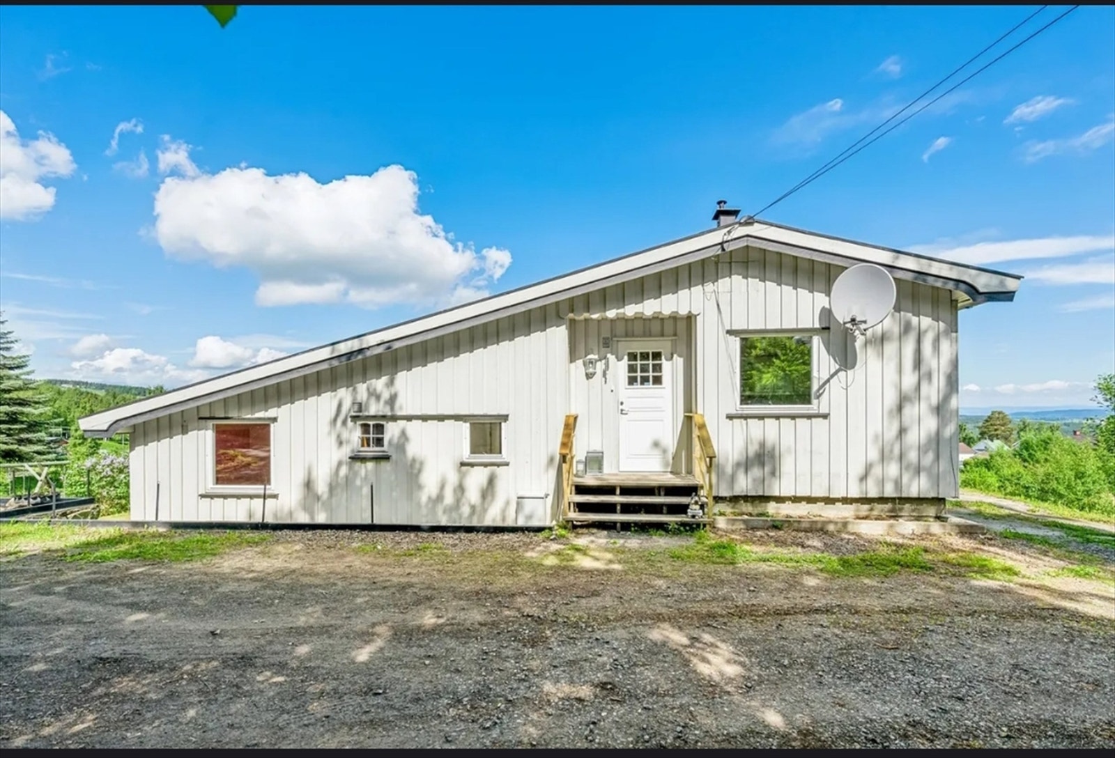 Gode parkeringsmuligheter på egen, gruslagt gårdsplass. Galleribilde