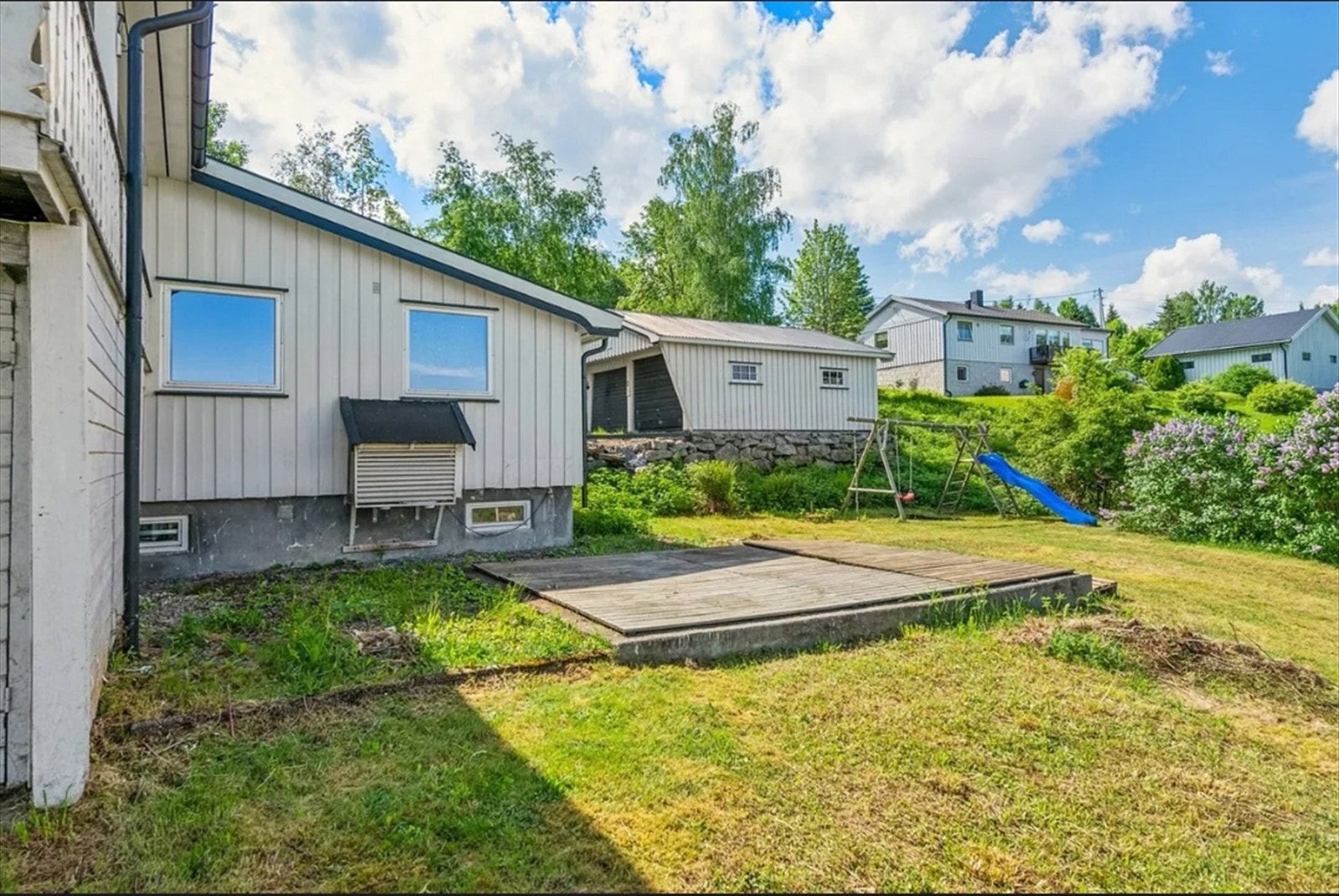 Uteområdet byr på flere soner for lek og avslapning, inkludert en platting i hagen. Galleribilde