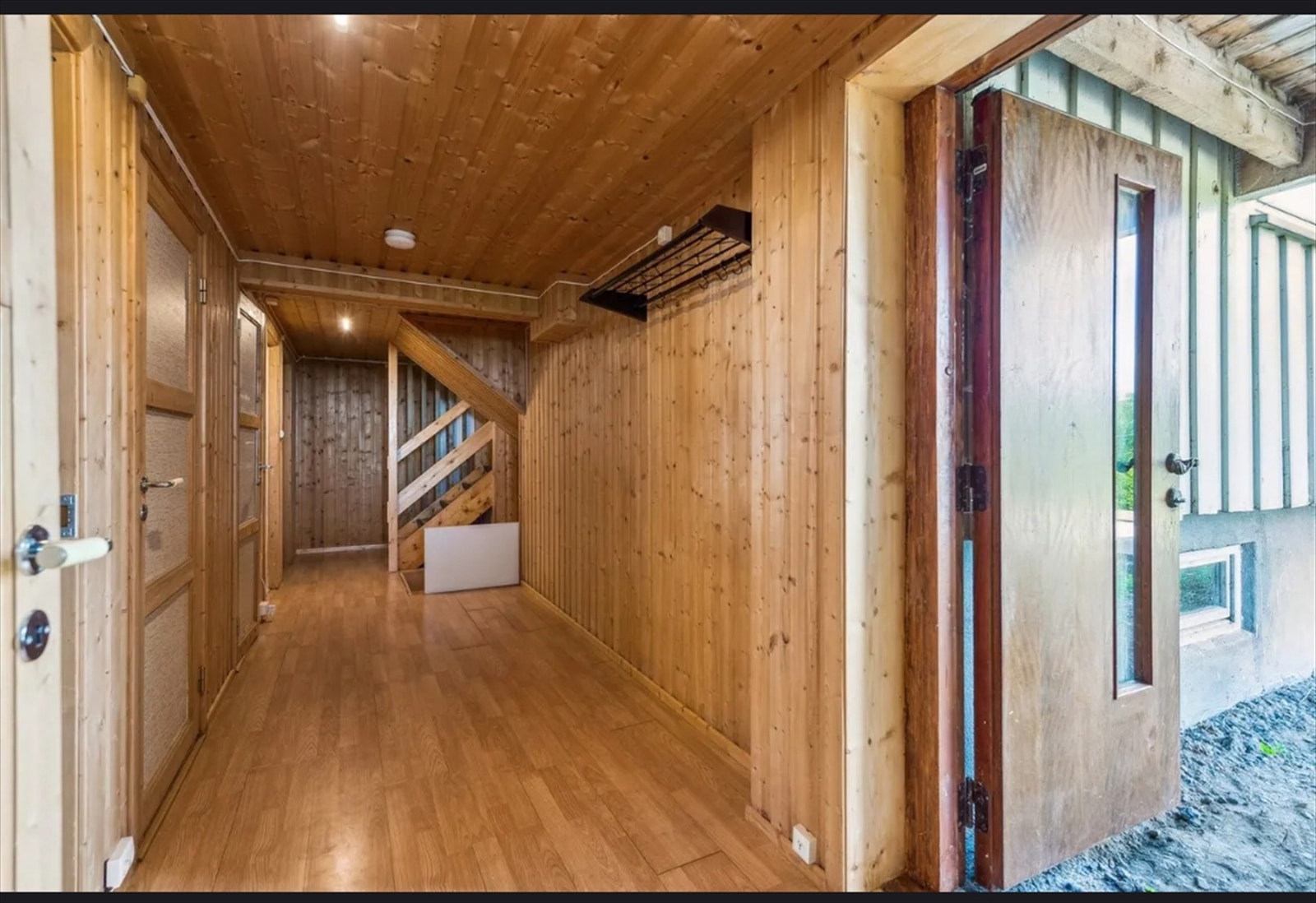 Gangen i underetasjen binder sammen flere av boligens bruksrom og har egen utgang. Galleribilde