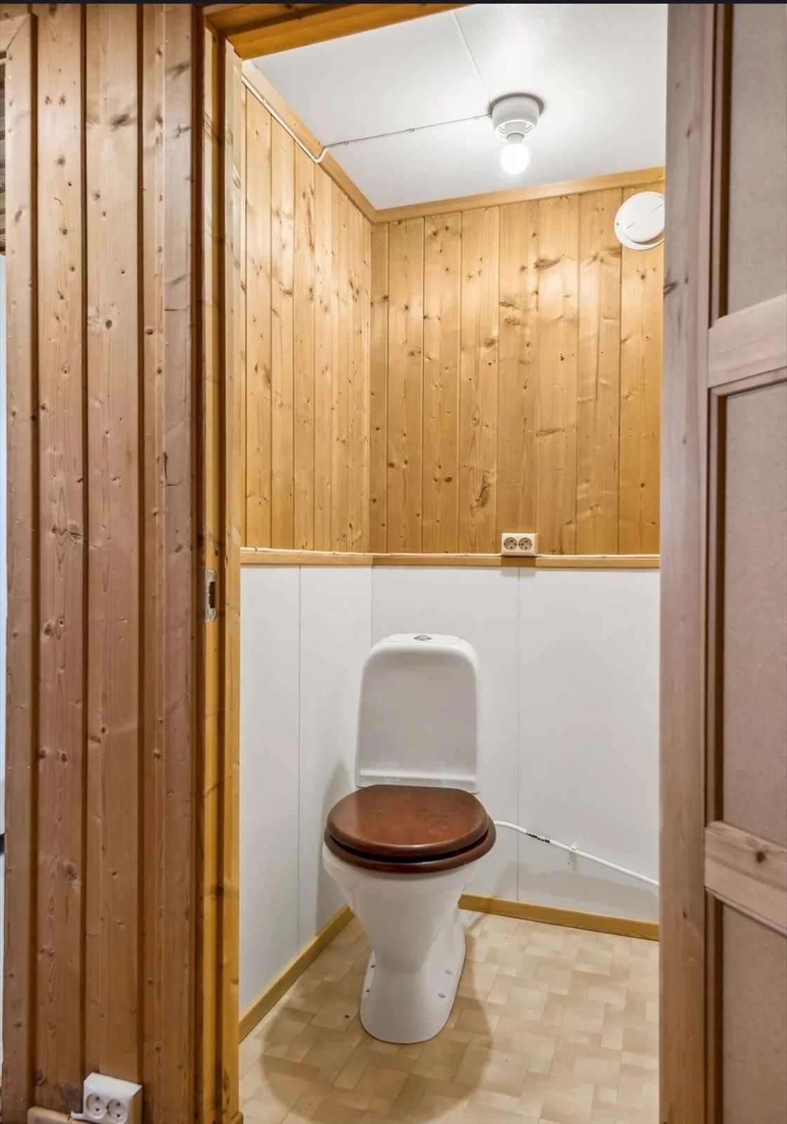 Boligen har to bad og to separate toalettrom, som forenkler hverdagslogistikken. Galleribilde