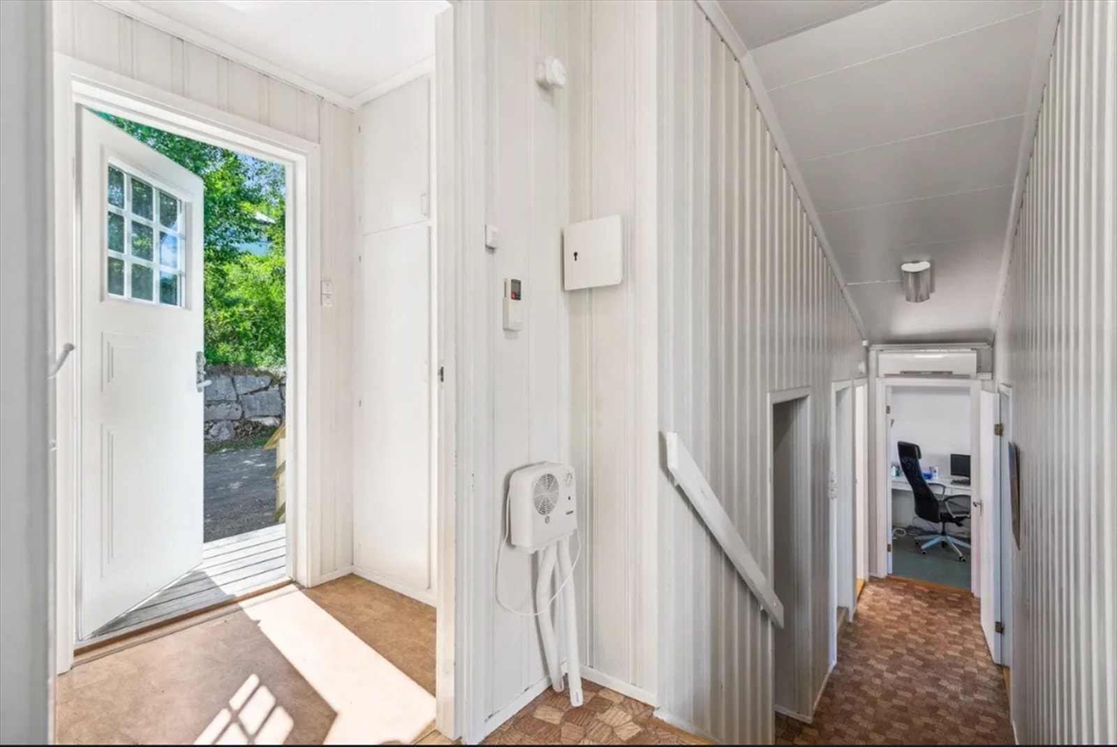 Lys entré og gang ønsker velkommen inn i boligens hovedetasje. Galleribilde