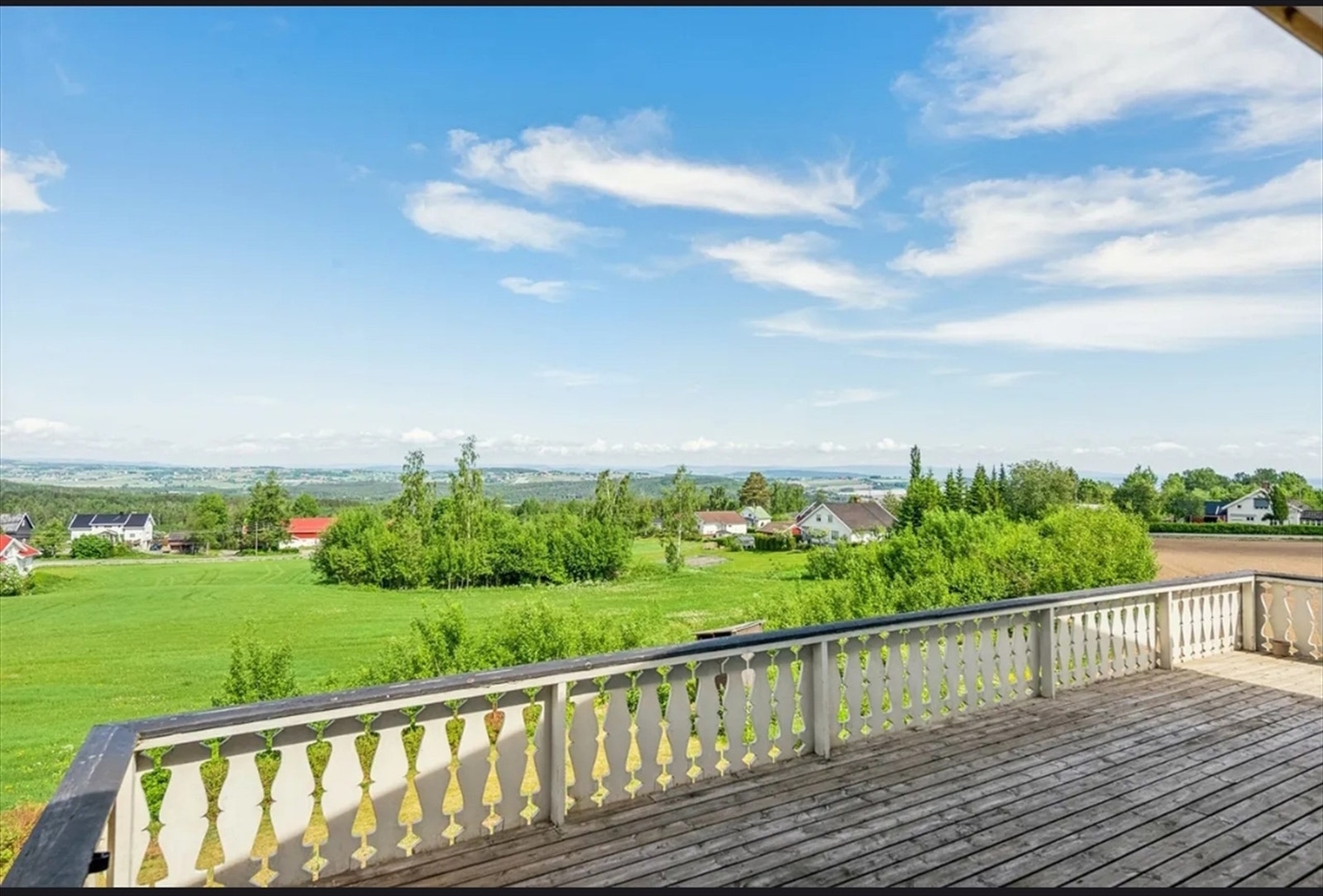 Fra eiendommen er det fin utsikt over det omkringliggende kulturlandskapet og mot Mjøsa. Galleribilde