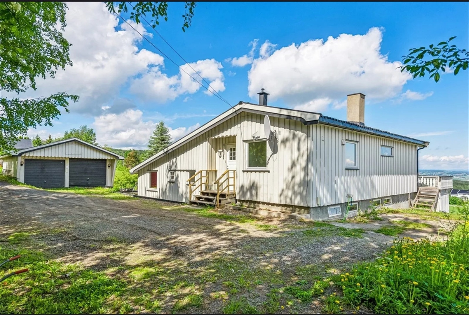 Stor tomt med god avstand mellom naboene gir en privat og usjenert ramme. Galleribilde