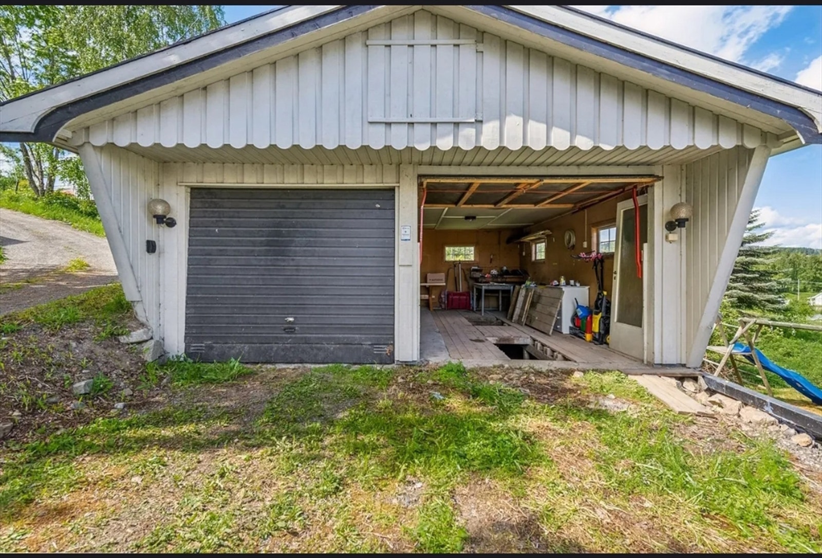 Garasjen er utstyrt med en praktisk smøregrav, ideelt for den bilinteresserte. Galleribilde