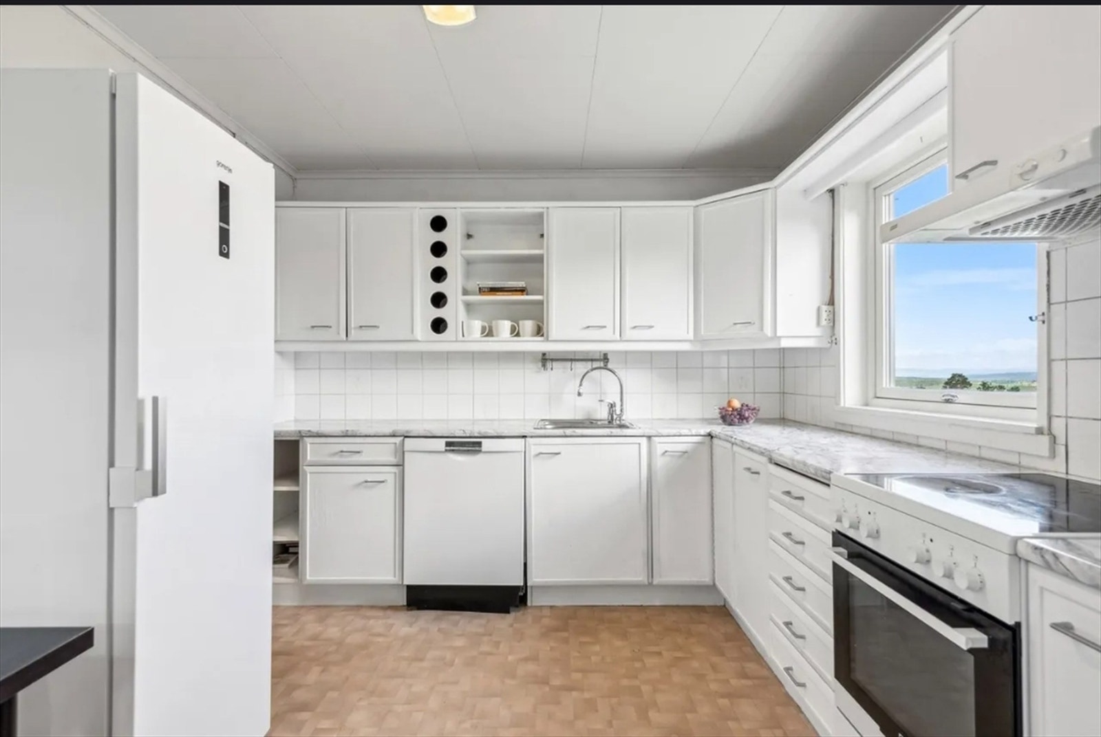 Innredningen har godt med skapplass og plass til frittstående hvitevarer. Galleribilde