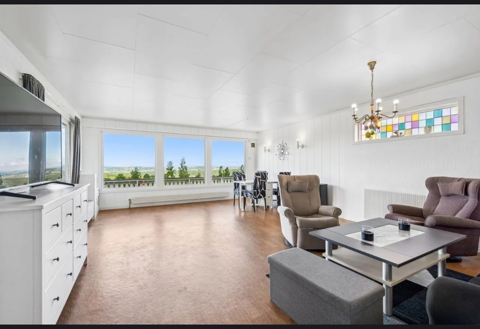 Den romslige stuen gir god plass til både sofagruppe og spisebord. Galleribilde