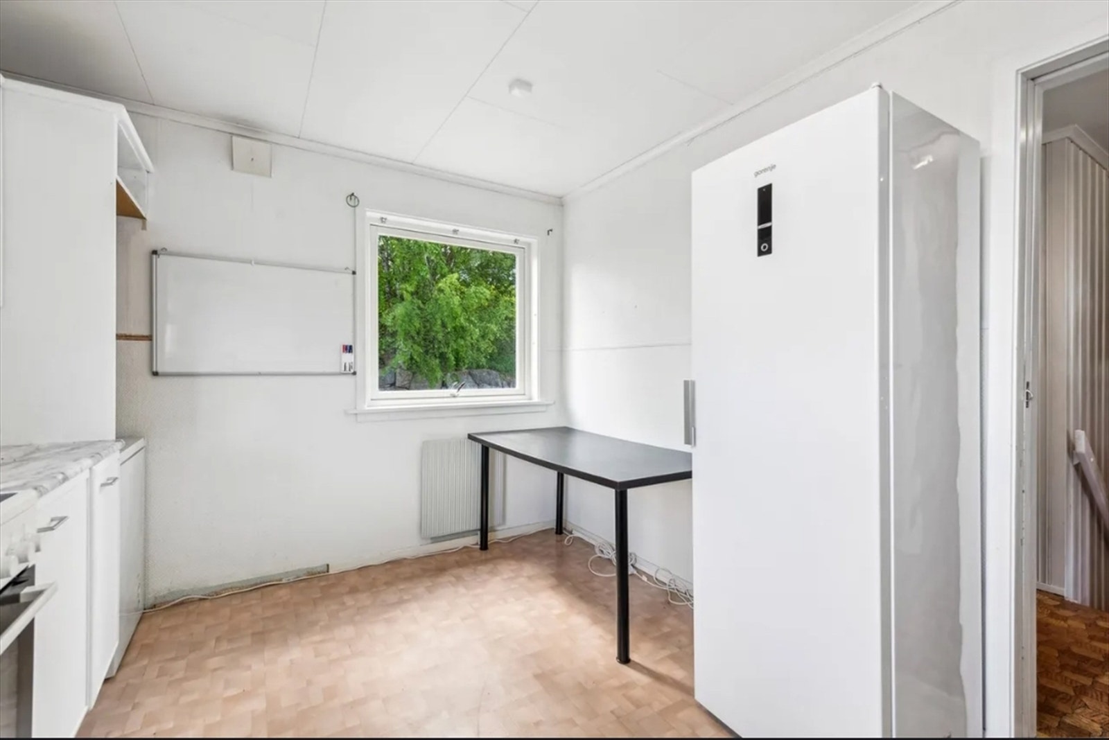 Kjøkkenet har en praktisk krok med plass for en ekstra arbeids- eller spiseplass. Galleribilde